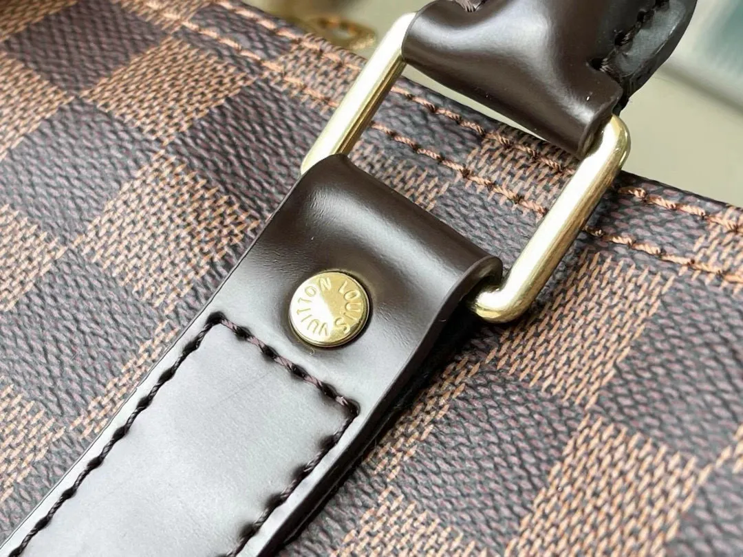 💰960 (size 45) top original M41414 coffee grid with spacious capacity and flexible use. Durable, safe and reliable. Fashionable style, mature and stable. Features a secure double zipper and padlock, making it perfect for business or pleasure. Dimensions: 45 × 27 × 20 cm.