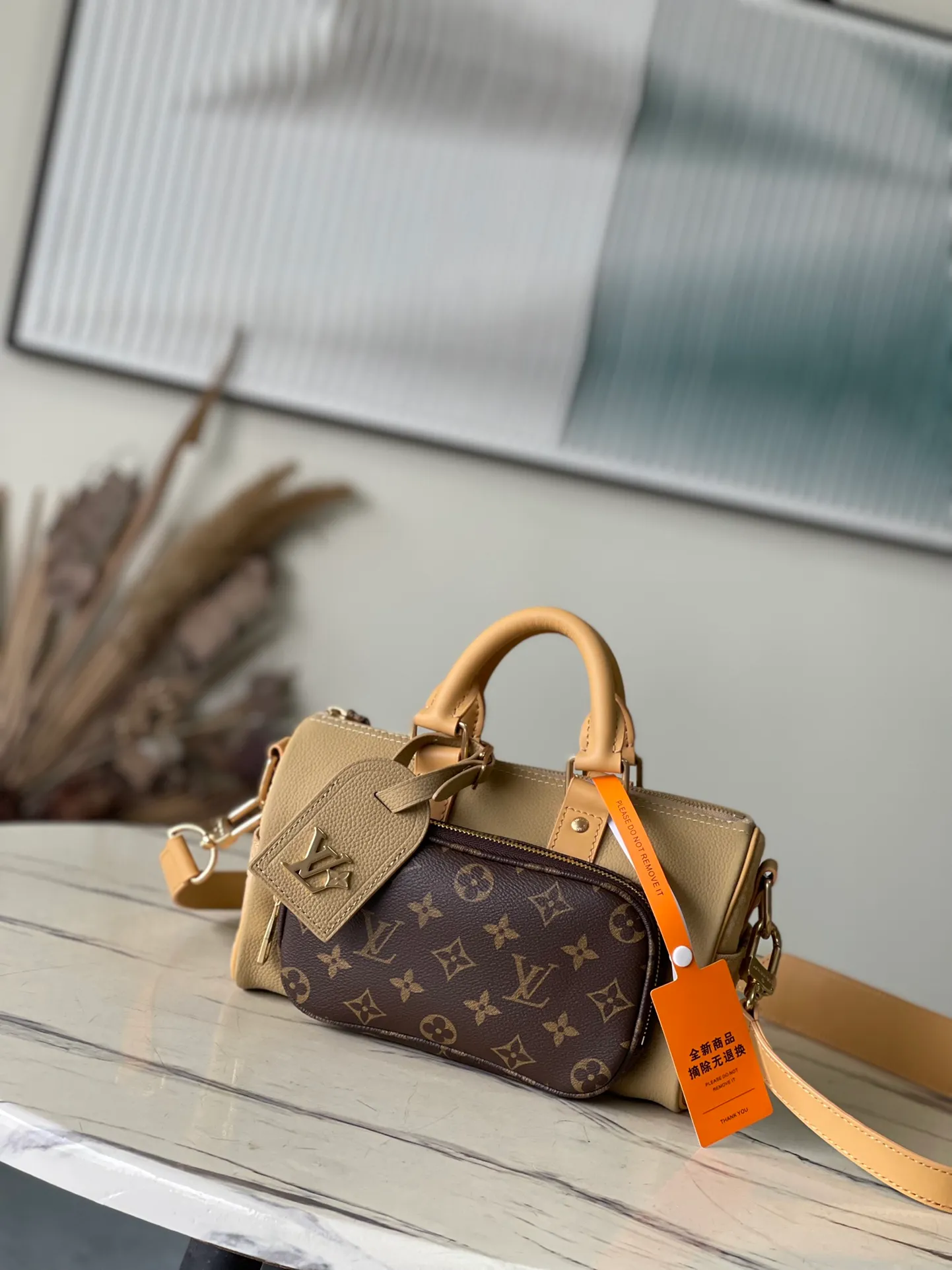 💰1080 Top Original Order M12627 This Keepal Bandouliere25 handbag is made of grain leather with suede details and distressed metal parts. The Monogram canvas outer bag is opened with a cord zipper puller, making it easy to access and place your belongings. Removable and adjustable leather shoulder strap provides comfortable shoulder carrying experience. Dimensions: 25 × 15 × 11 cm