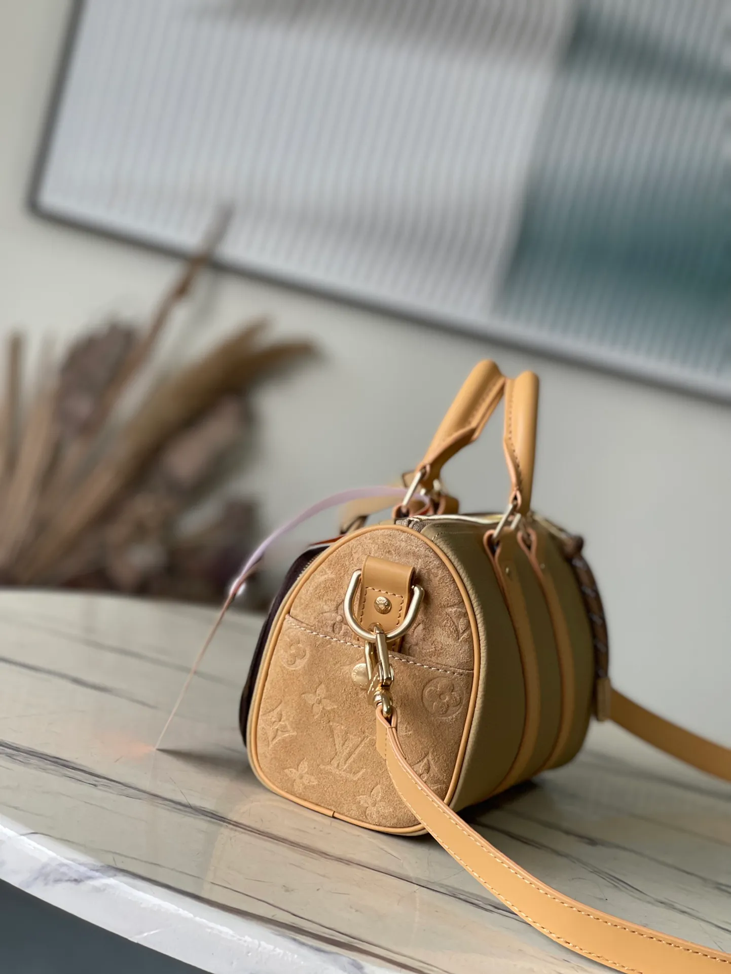 💰1080 Top Original Order M12627 This Keepal Bandouliere25 handbag is made of grain leather with suede details and distressed metal parts. The Monogram canvas outer bag is opened with a cord zipper puller, making it easy to access and place your belongings. Removable and adjustable leather shoulder strap provides comfortable shoulder carrying experience. Dimensions: 25 × 15 × 11 cm