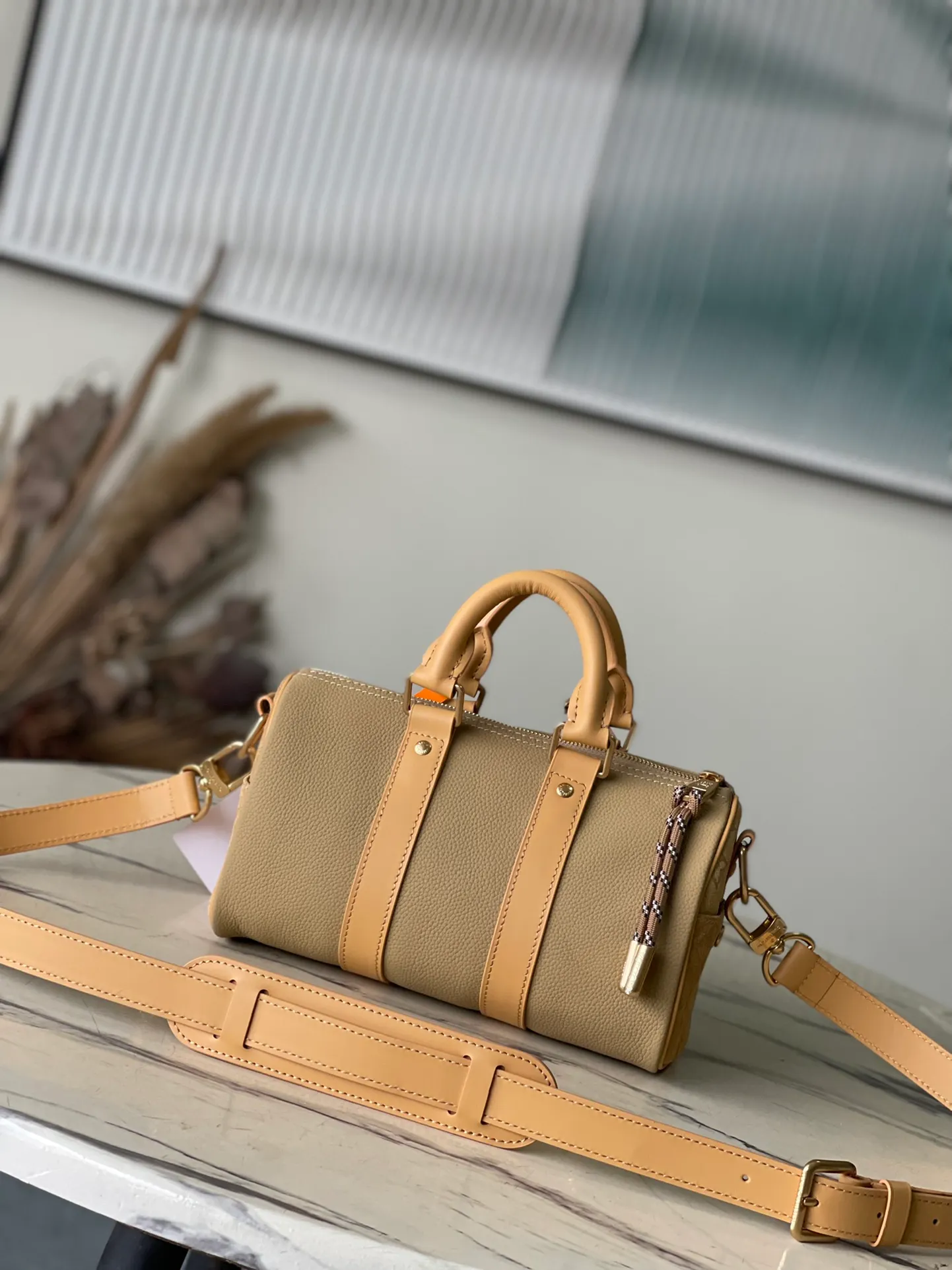 💰1080 Top Original Order M12627 This Keepal Bandouliere25 handbag is made of grain leather with suede details and distressed metal parts. The Monogram canvas outer bag is opened with a cord zipper puller, making it easy to access and place your belongings. Removable and adjustable leather shoulder strap provides comfortable shoulder carrying experience. Dimensions: 25 × 15 × 11 cm