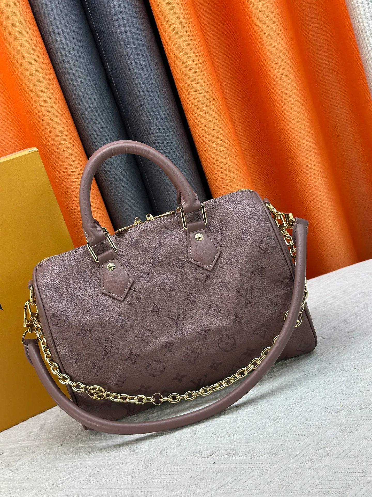 P270 Upgraded original M47186 M11323 M40390 This Speedy Soft 25 handbag renews the classic design of the Speedy handbag, using Monogram Empreinte leather and suede cowhide lining to create a light and soft structure. Whether carried by hand, cross-body or shoulder, you can create a trendy look. Dimensions: 25x19x15 cm