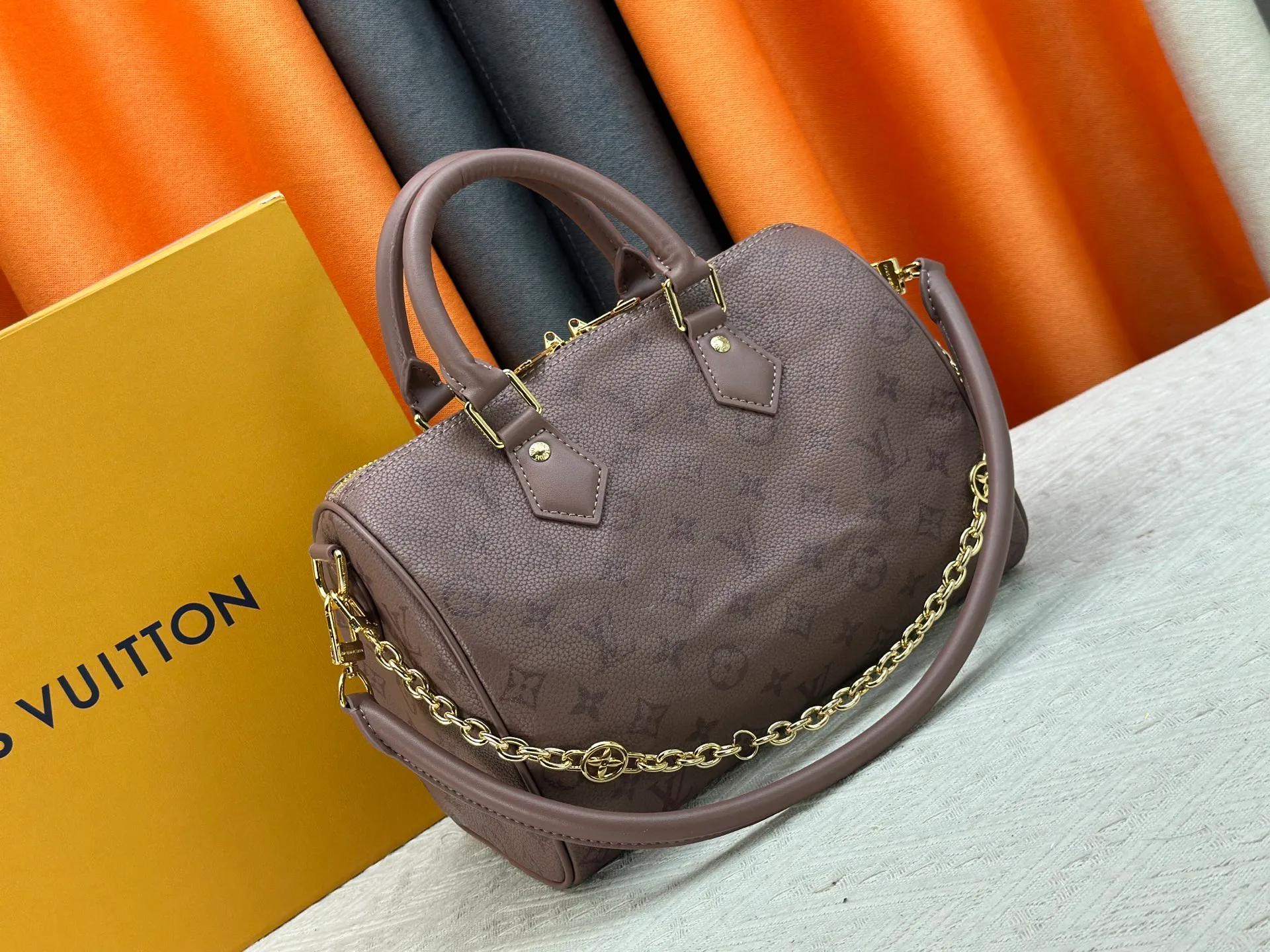 P270 Upgraded original M47186 M11323 M40390 This Speedy Soft 25 handbag renews the classic design of the Speedy handbag, using Monogram Empreinte leather and suede cowhide lining to create a light and soft structure. Whether carried by hand, cross-body or shoulder, you can create a trendy look. Dimensions: 25x19x15 cm