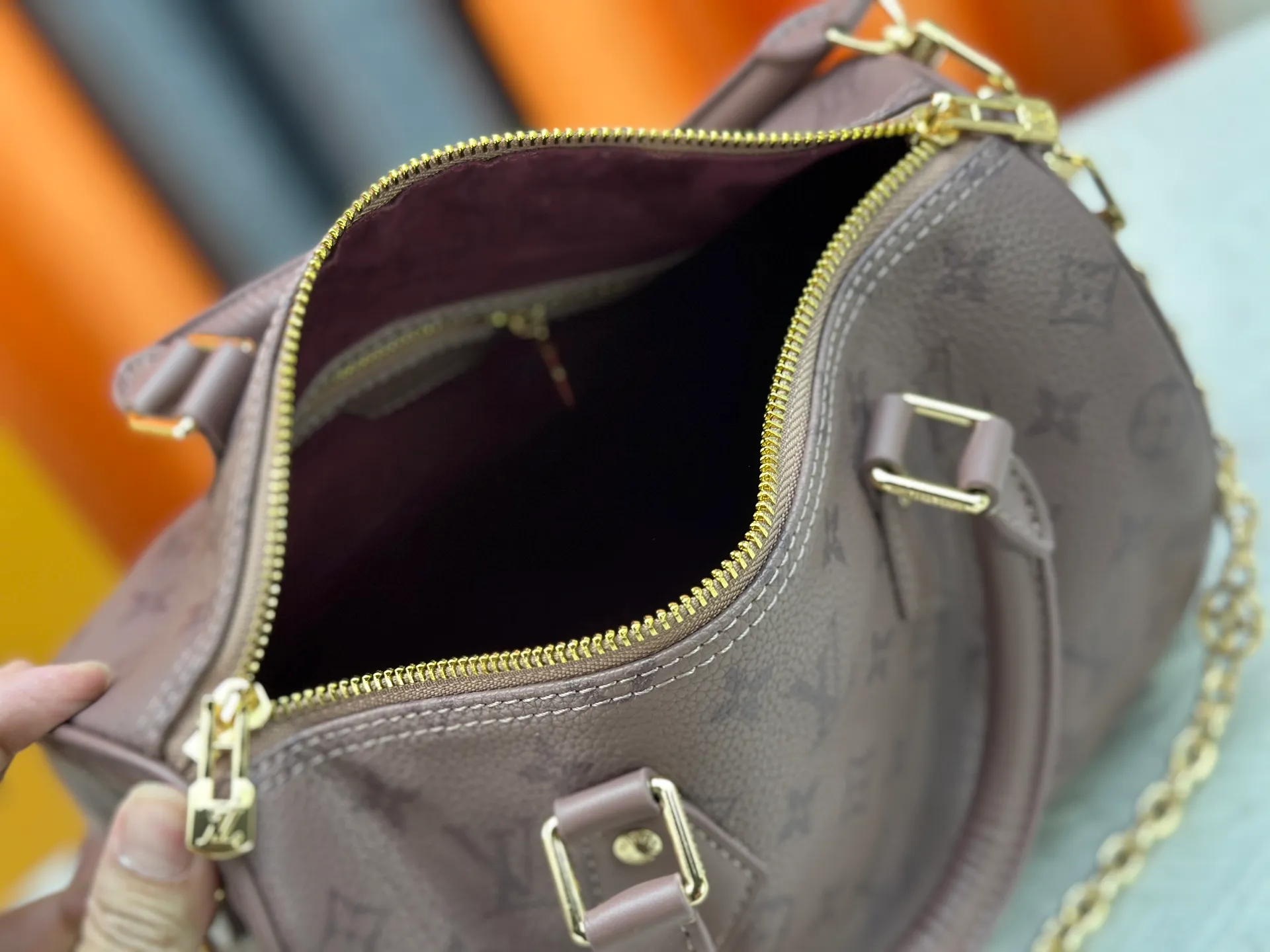 P270 Upgraded original M47186 M11323 M40390 This Speedy Soft 25 handbag renews the classic design of the Speedy handbag, using Monogram Empreinte leather and suede cowhide lining to create a light and soft structure. Whether carried by hand, cross-body or shoulder, you can create a trendy look. Dimensions: 25x19x15 cm