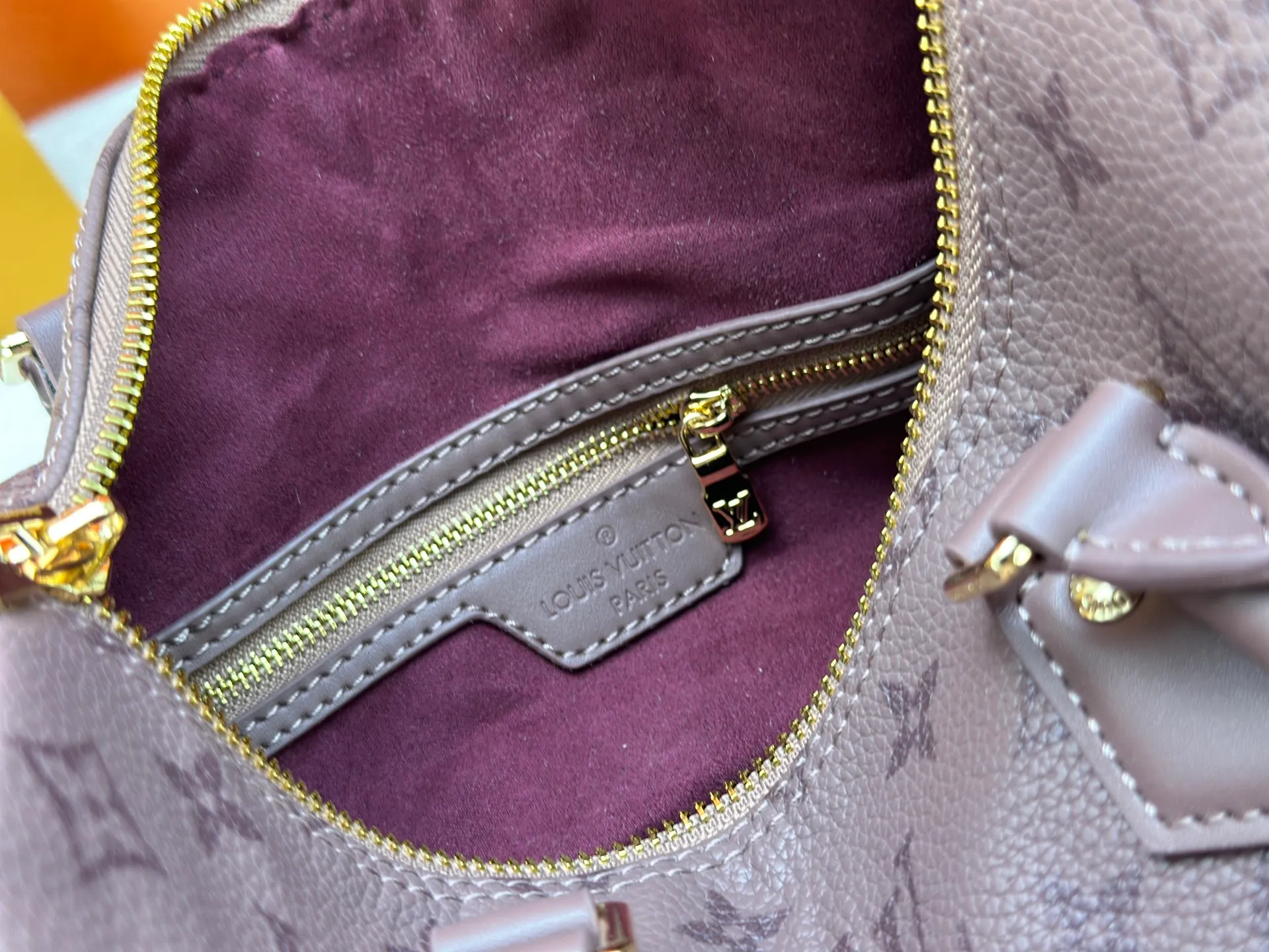 P270 Upgraded original M47186 M11323 M40390 This Speedy Soft 25 handbag renews the classic design of the Speedy handbag, using Monogram Empreinte leather and suede cowhide lining to create a light and soft structure. Whether carried by hand, cross-body or shoulder, you can create a trendy look. Dimensions: 25x19x15 cm