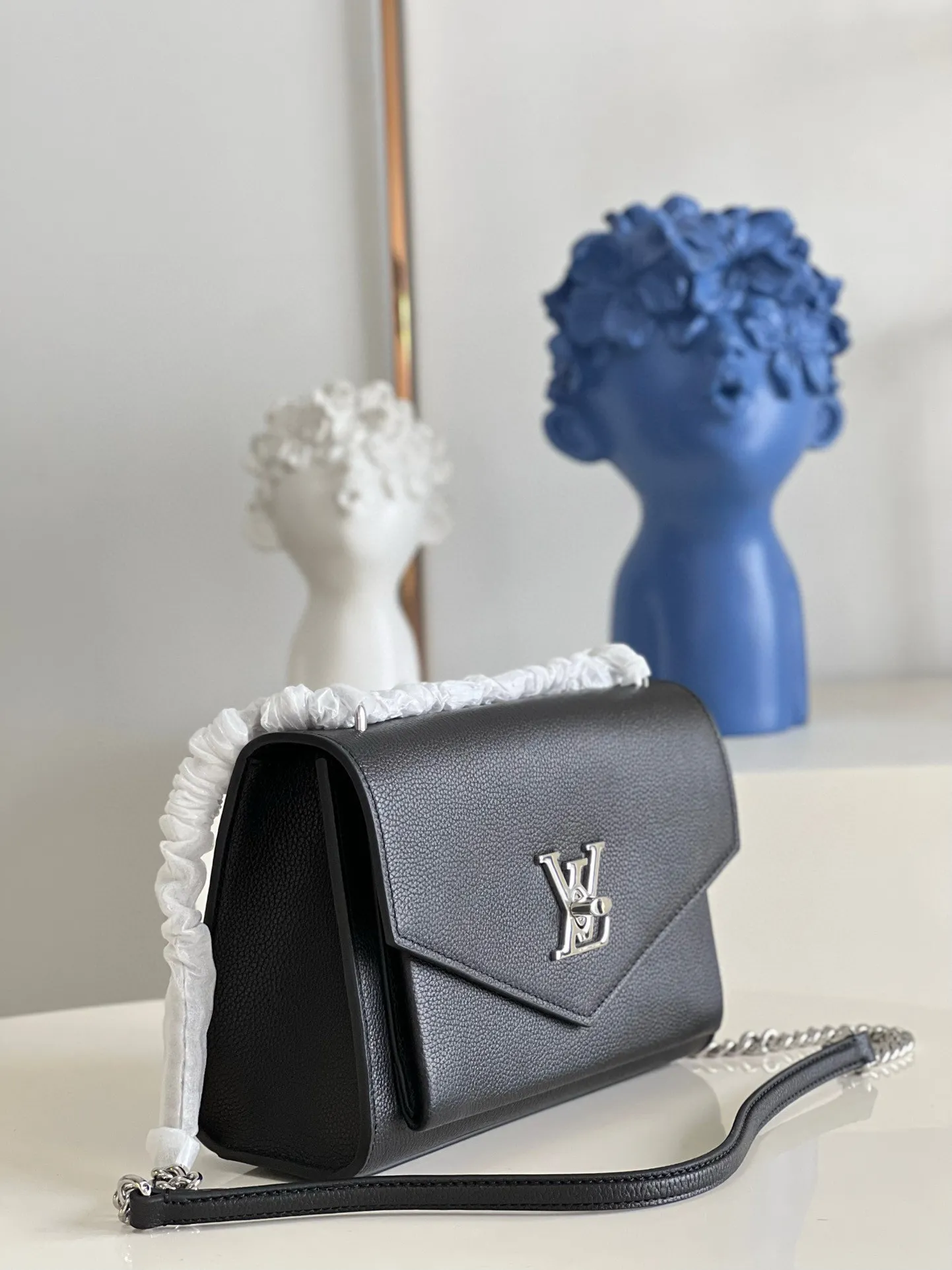 💰1240 (top layer leather) top original item [Exclusive real shot M51418 black] Mylockme BB handbag is made of soft calfskin, which puts the college temperament into a pocket-sized configuration, and uses neat lines to create ample storage space. Dimensions: 22.5 x 17.0 x 5.5 cm