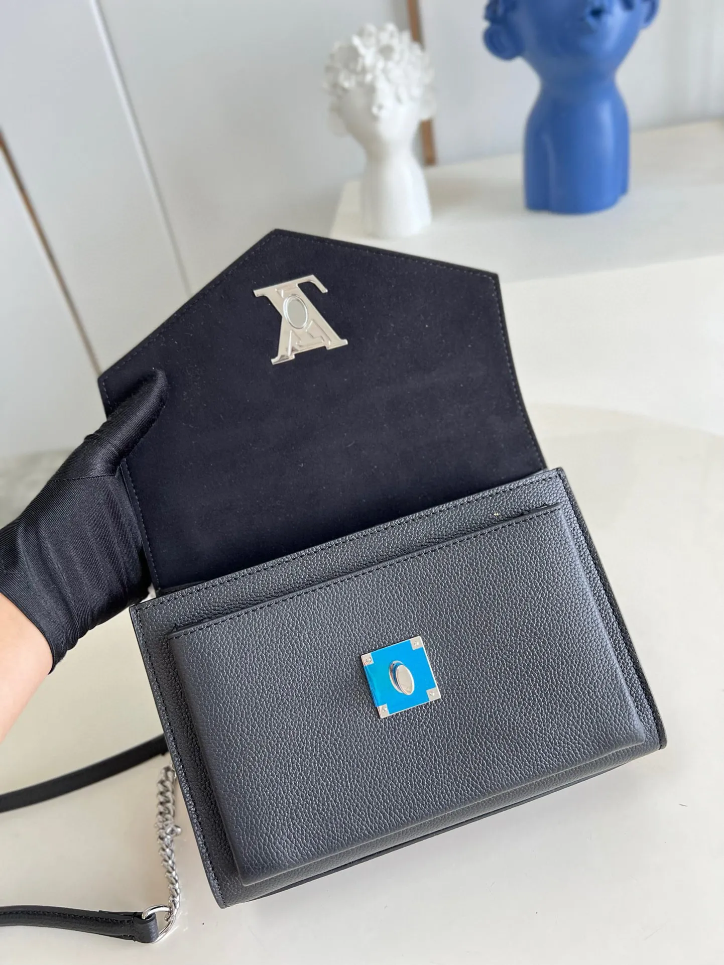💰1240 (top layer leather) top original item [Exclusive real shot M51418 black] Mylockme BB handbag is made of soft calfskin, which puts the college temperament into a pocket-sized configuration, and uses neat lines to create ample storage space. Dimensions: 22.5 x 17.0 x 5.5 cm