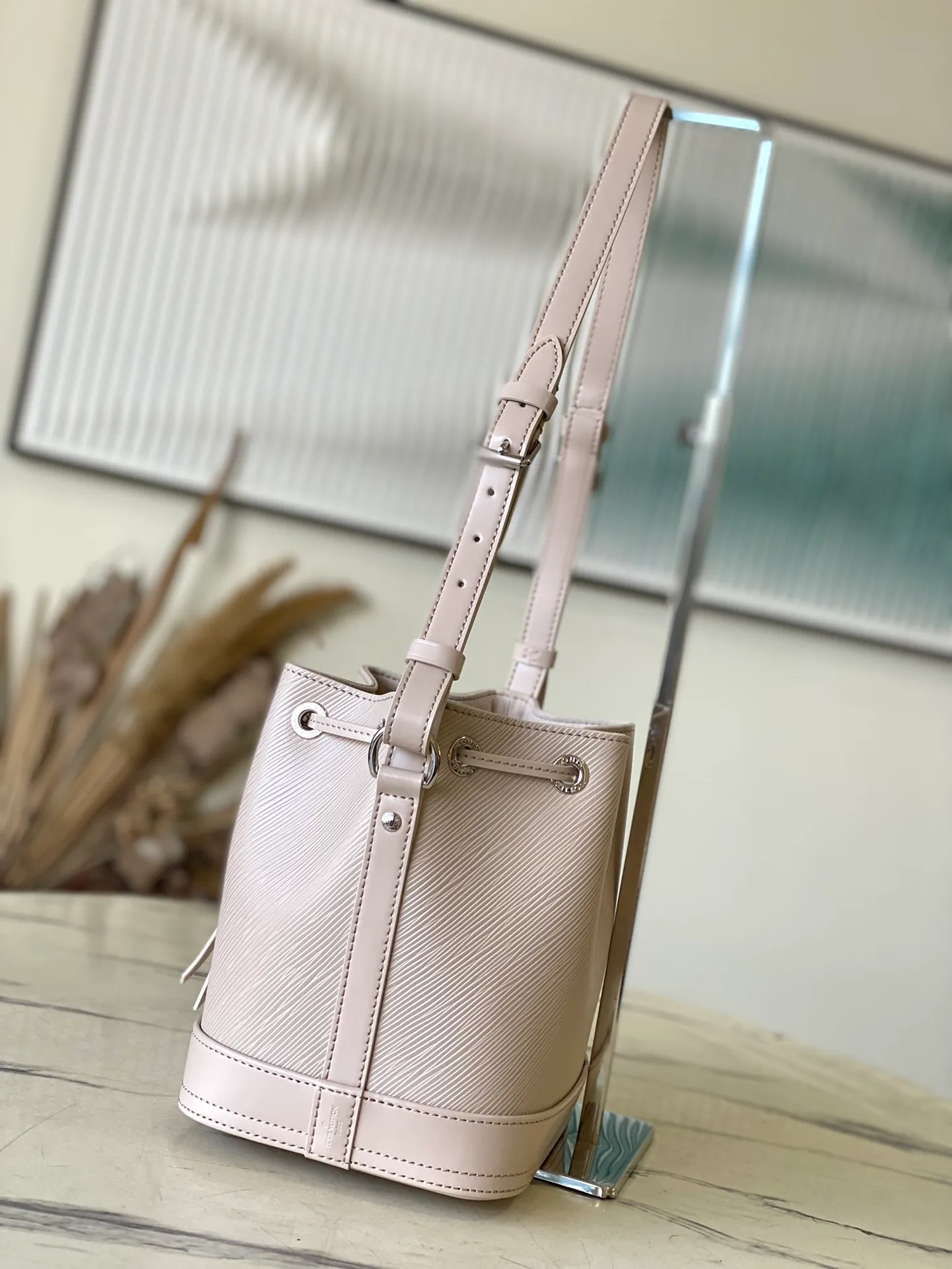 💰1560 (top layer leather) top original order M12848 off-white small size This Noé BB bucket bag is made of soft Epi leather, combined with smooth cowhide trim and unique embossed pattern. The iconic shape is equipped with a drawstring design to store items securely, and it also comes with a detachable Monogram storage bag. The bag body is equipped with a leather shoulder strap, which can be adjusted to be carried on the shoulder or cross-body. Dimensions: 20 x 20 x 15 cm (length x height x width)