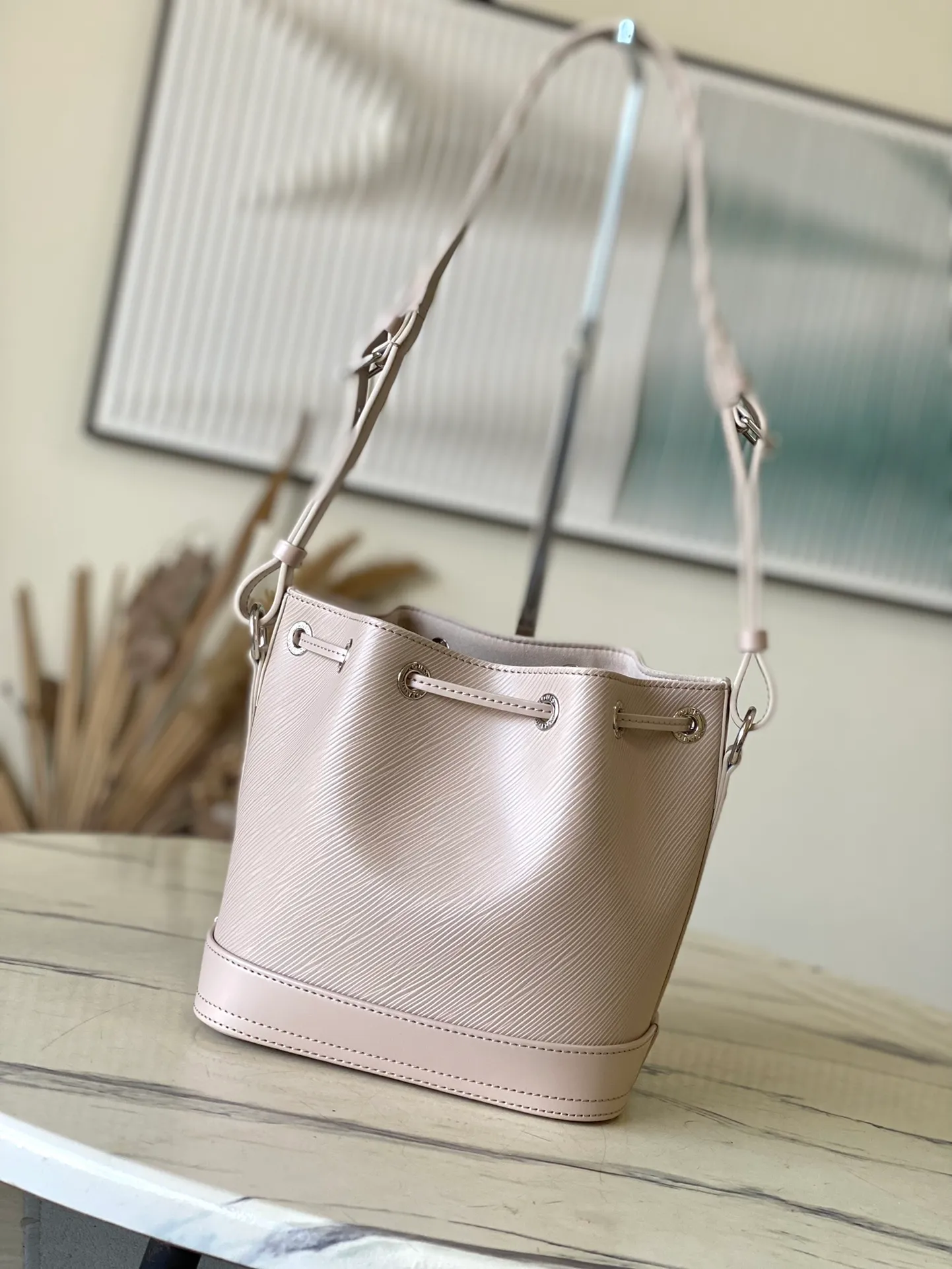 💰1560 (top layer leather) top original order M12848 off-white small size This Noé BB bucket bag is made of soft Epi leather, combined with smooth cowhide trim and unique embossed pattern. The iconic shape is equipped with a drawstring design to store items securely, and it also comes with a detachable Monogram storage bag. The bag body is equipped with a leather shoulder strap, which can be adjusted to be carried on the shoulder or cross-body. Dimensions: 20 x 20 x 15 cm (length x height x width)