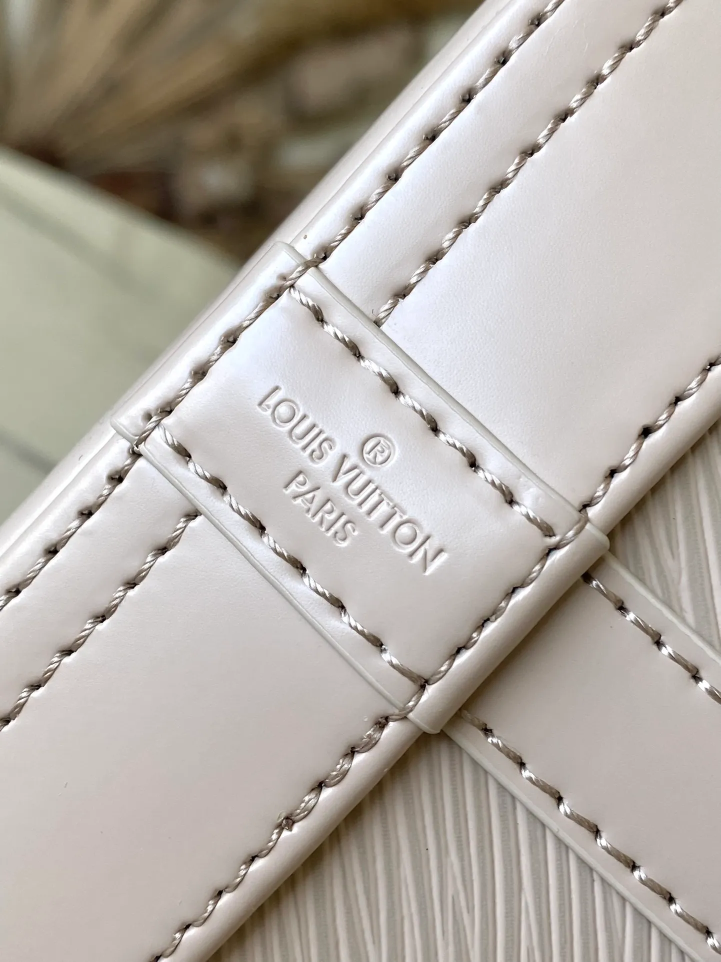 💰1560 (top layer leather) top original order M12848 off-white small size This Noé BB bucket bag is made of soft Epi leather, combined with smooth cowhide trim and unique embossed pattern. The iconic shape is equipped with a drawstring design to store items securely, and it also comes with a detachable Monogram storage bag. The bag body is equipped with a leather shoulder strap, which can be adjusted to be carried on the shoulder or cross-body. Dimensions: 20 x 20 x 15 cm (length x height x width)