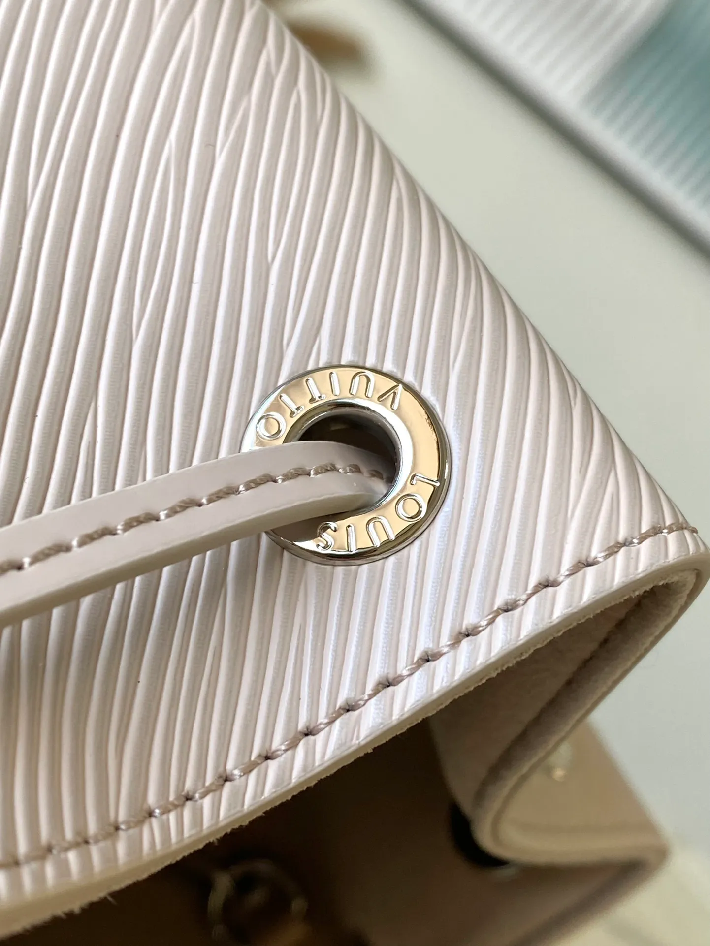 💰1560 (top layer leather) top original order M12848 off-white small size This Noé BB bucket bag is made of soft Epi leather, combined with smooth cowhide trim and unique embossed pattern. The iconic shape is equipped with a drawstring design to store items securely, and it also comes with a detachable Monogram storage bag. The bag body is equipped with a leather shoulder strap, which can be adjusted to be carried on the shoulder or cross-body. Dimensions: 20 x 20 x 15 cm (length x height x width)