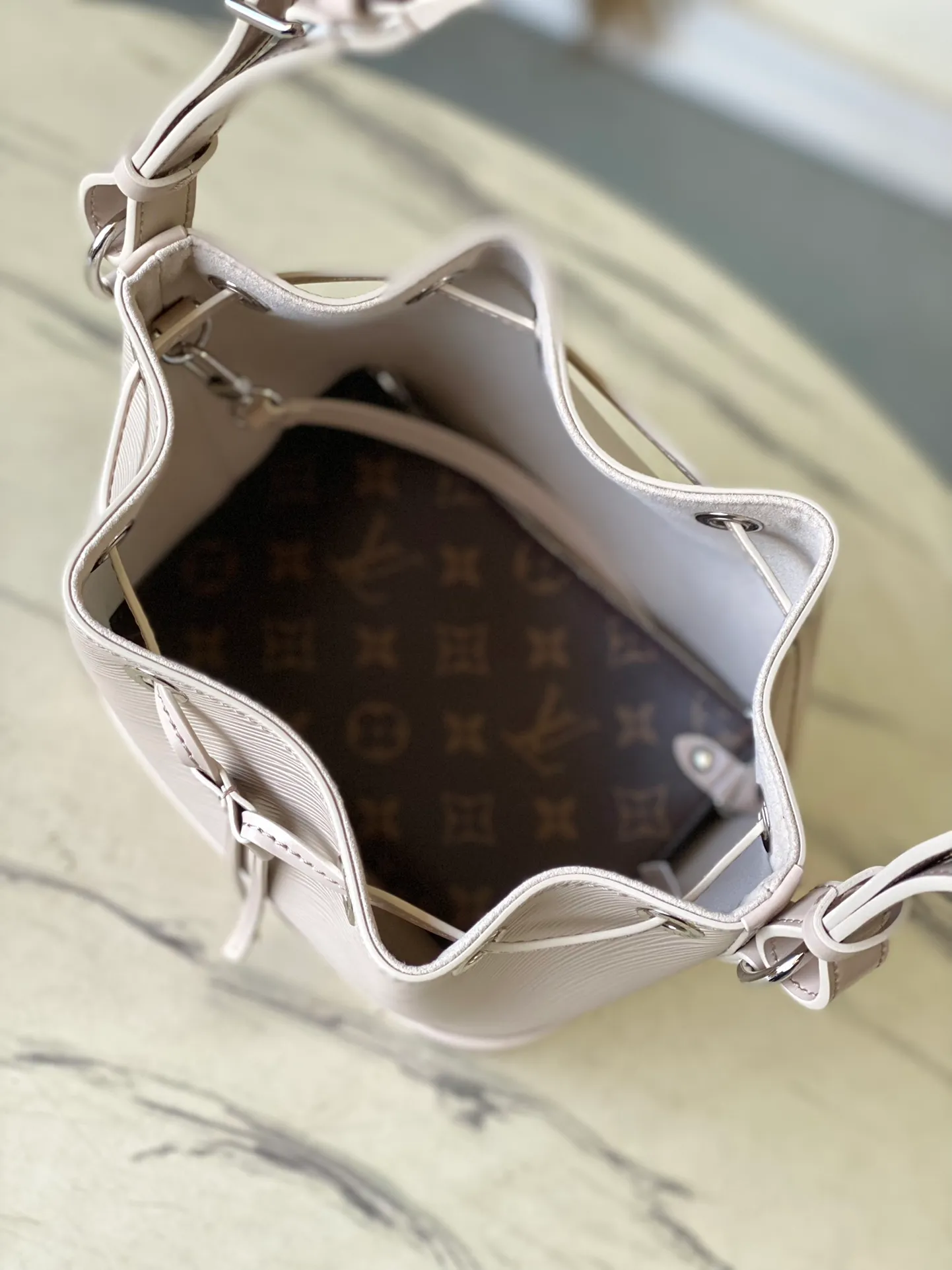 💰1560 (top layer leather) top original order M12848 off-white small size This Noé BB bucket bag is made of soft Epi leather, combined with smooth cowhide trim and unique embossed pattern. The iconic shape is equipped with a drawstring design to store items securely, and it also comes with a detachable Monogram storage bag. The bag body is equipped with a leather shoulder strap, which can be adjusted to be carried on the shoulder or cross-body. Dimensions: 20 x 20 x 15 cm (length x height x width)