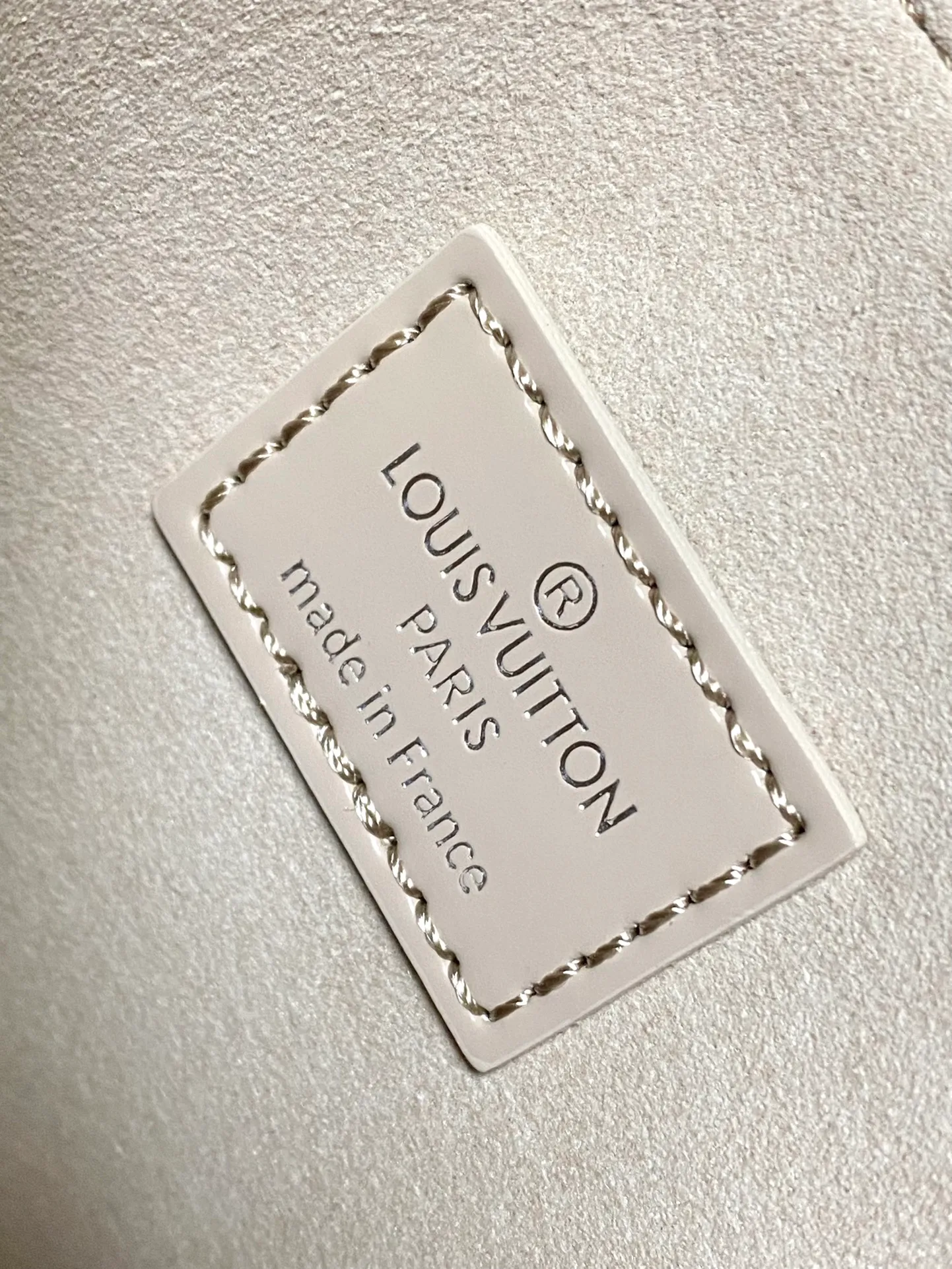 💰1560 (top layer leather) top original order M12848 off-white small size This Noé BB bucket bag is made of soft Epi leather, combined with smooth cowhide trim and unique embossed pattern. The iconic shape is equipped with a drawstring design to store items securely, and it also comes with a detachable Monogram storage bag. The bag body is equipped with a leather shoulder strap, which can be adjusted to be carried on the shoulder or cross-body. Dimensions: 20 x 20 x 15 cm (length x height x width)