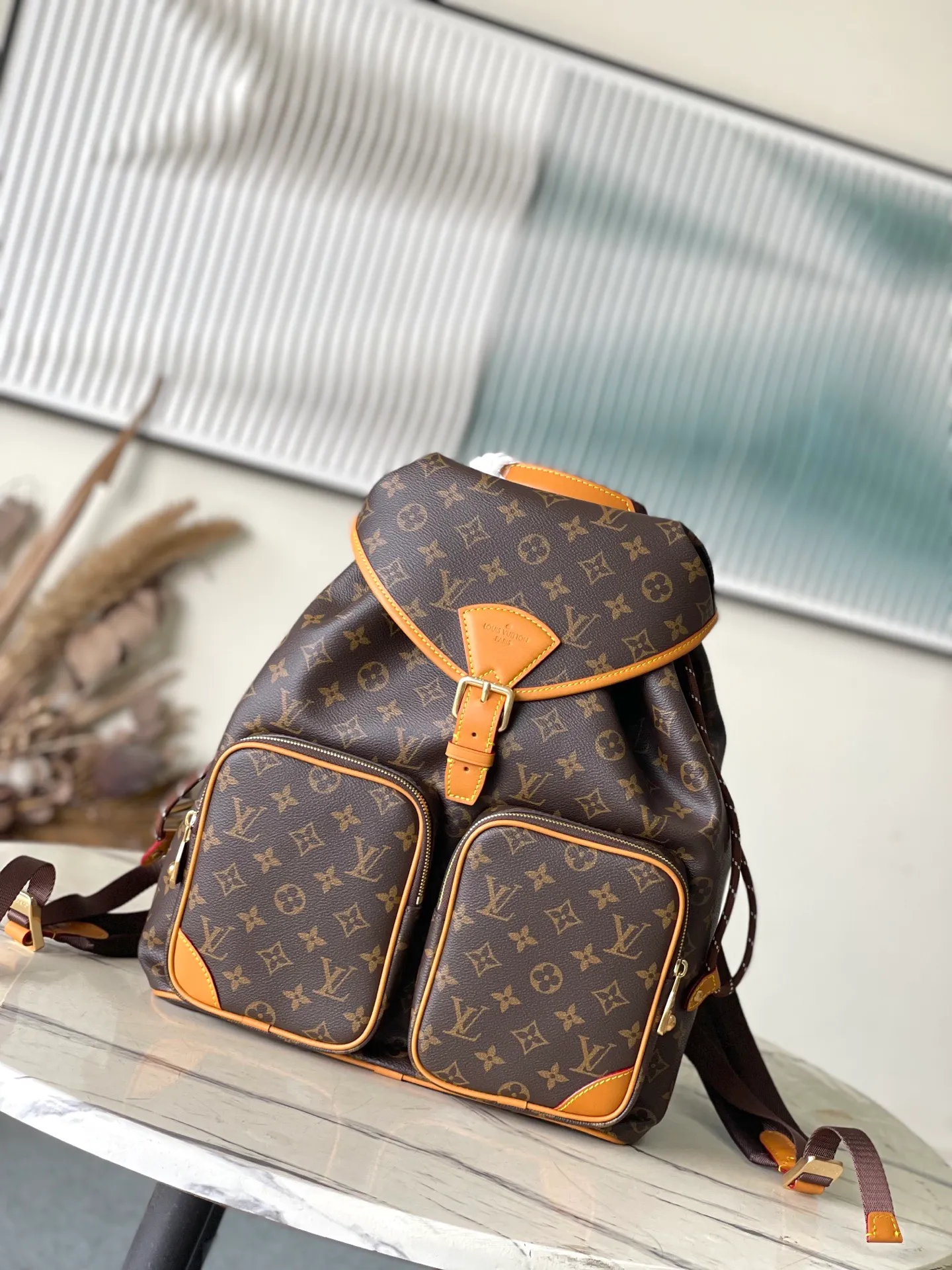 💰1480 Top Original M14015 This Montsouris Cargo backpack is practical and classic, with the iconic Monogram pattern, revealing the look and feel of Monogram canvas. Featuring a rounded silhouette, drawstring closure and comfortable shoulder straps, front pockets breathe new life into the iconic design. Dimensions: 34 × 40 × 17 cm
