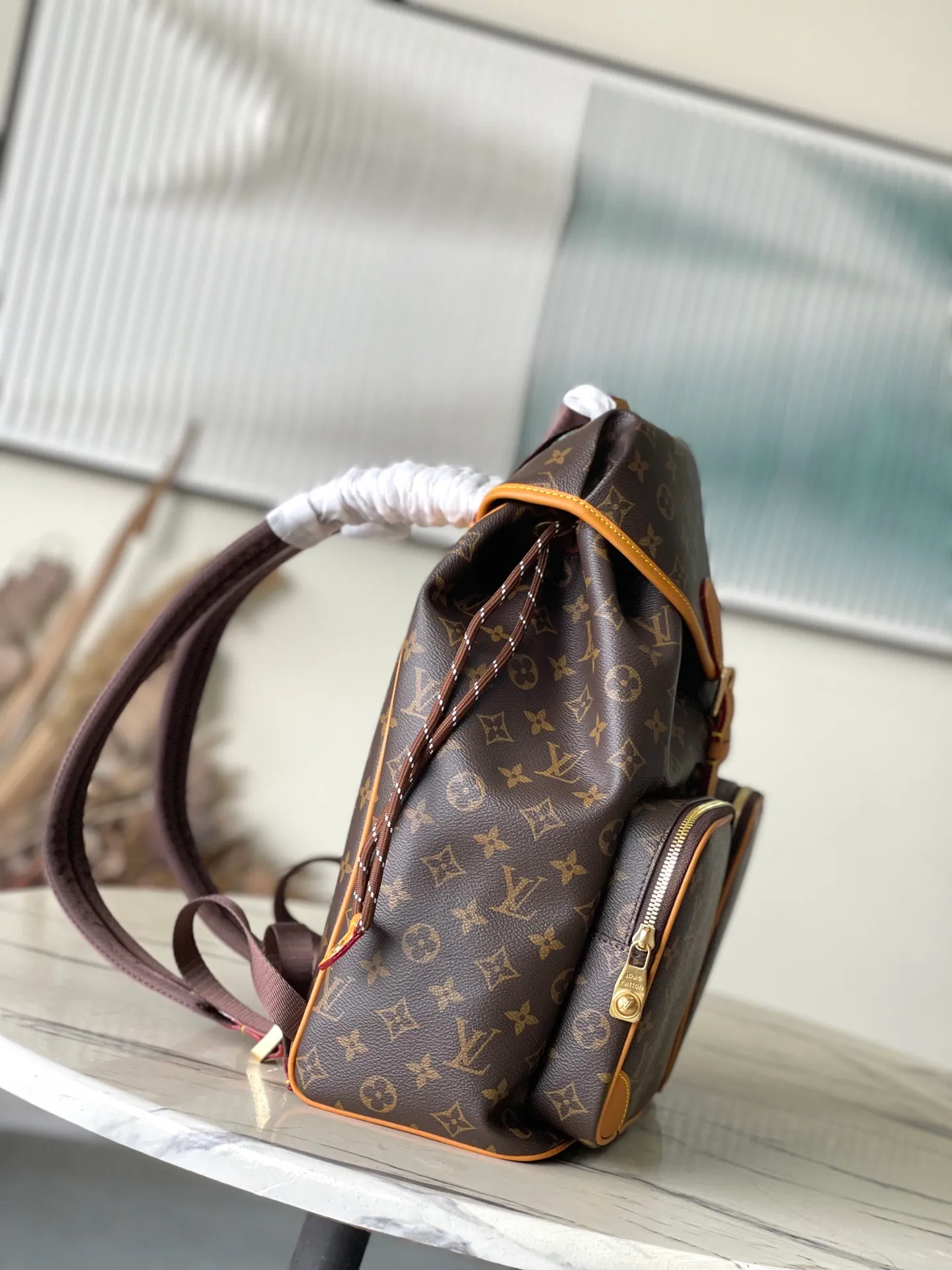 💰1480 Top Original M14015 This Montsouris Cargo backpack is practical and classic, with the iconic Monogram pattern, revealing the look and feel of Monogram canvas. Featuring a rounded silhouette, drawstring closure and comfortable shoulder straps, front pockets breathe new life into the iconic design. Dimensions: 34 × 40 × 17 cm
