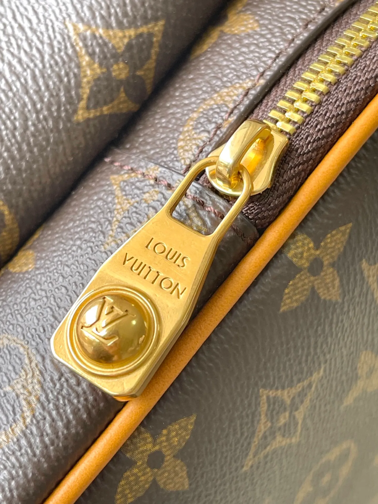 💰1480 Top Original M14015 This Montsouris Cargo backpack is practical and classic, with the iconic Monogram pattern, revealing the look and feel of Monogram canvas. Featuring a rounded silhouette, drawstring closure and comfortable shoulder straps, front pockets breathe new life into the iconic design. Dimensions: 34 × 40 × 17 cm