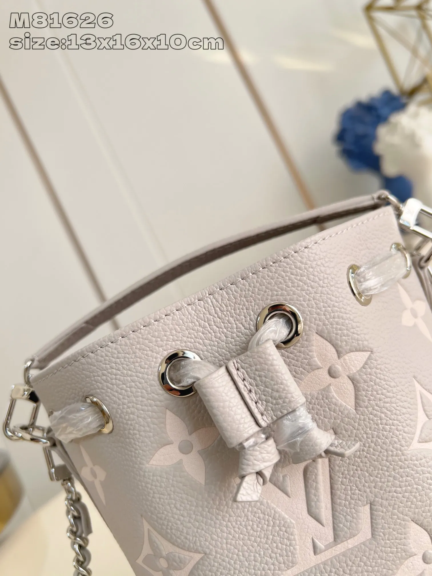 💰1100 (top layer leather) top quality original item [Exclusive real shot M81626 taro purple silk screen printing] M14224 This Nano Noé handbag is made of Monogram Empreinte leather with Monogram pattern embossed, interpreting the pocket version of the classic Noé handbag, with a trendy drawstring to store daily needs. The handle and adjustable shoulder strap are both detachable, enabling a variety of carrying methods. 13 x 16 x 10 cm (length x height x width)