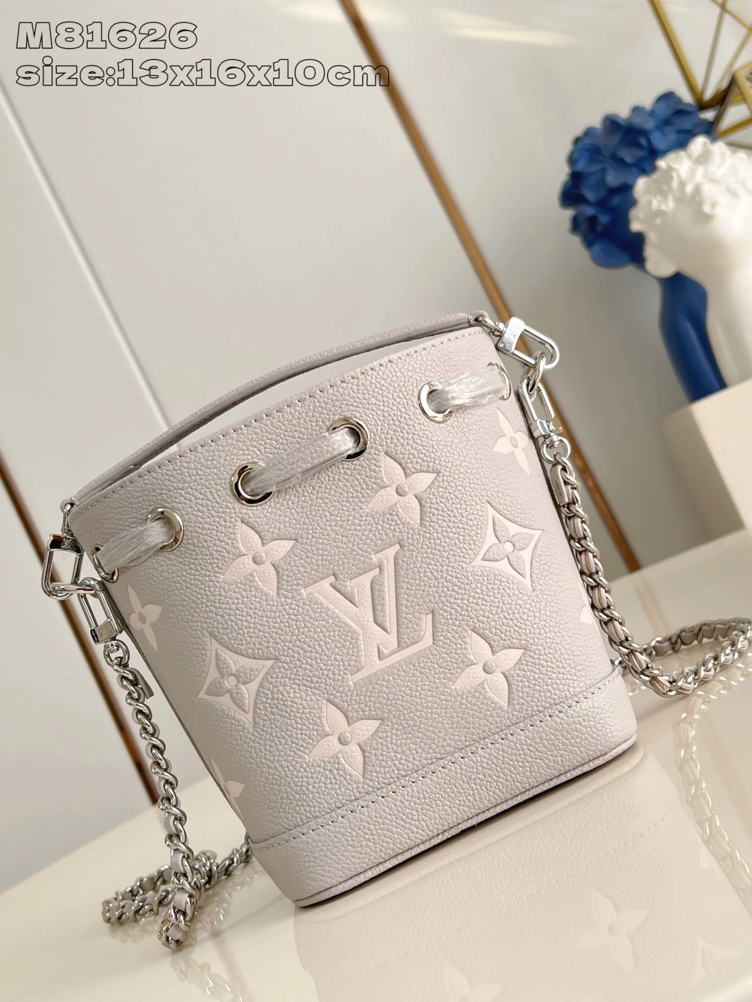💰1100 (top layer leather) top quality original item [Exclusive real shot M81626 taro purple silk screen printing] M14224 This Nano Noé handbag is made of Monogram Empreinte leather with Monogram pattern embossed, interpreting the pocket version of the classic Noé handbag, with a trendy drawstring to store daily needs. The handle and adjustable shoulder strap are both detachable, enabling a variety of carrying methods. 13 x 16 x 10 cm (length x height x width)