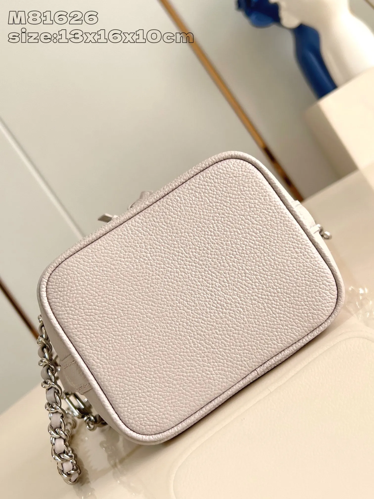 💰1100 (top layer leather) top quality original item [Exclusive real shot M81626 taro purple silk screen printing] M14224 This Nano Noé handbag is made of Monogram Empreinte leather with Monogram pattern embossed, interpreting the pocket version of the classic Noé handbag, with a trendy drawstring to store daily needs. The handle and adjustable shoulder strap are both detachable, enabling a variety of carrying methods. 13 x 16 x 10 cm (length x height x width)
