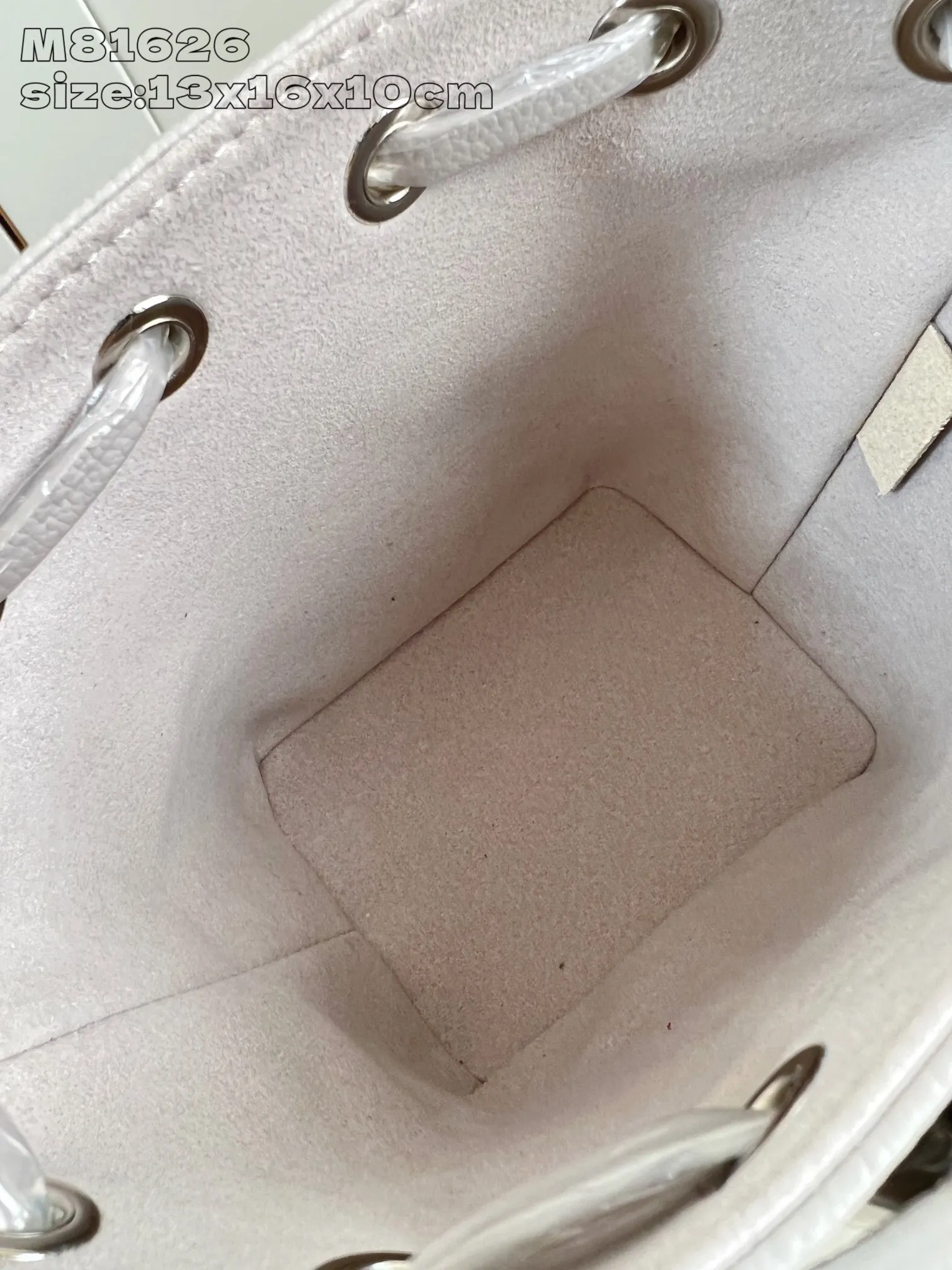 💰1100 (top layer leather) top quality original item [Exclusive real shot M81626 taro purple silk screen printing] M14224 This Nano Noé handbag is made of Monogram Empreinte leather with Monogram pattern embossed, interpreting the pocket version of the classic Noé handbag, with a trendy drawstring to store daily needs. The handle and adjustable shoulder strap are both detachable, enabling a variety of carrying methods. 13 x 16 x 10 cm (length x height x width)