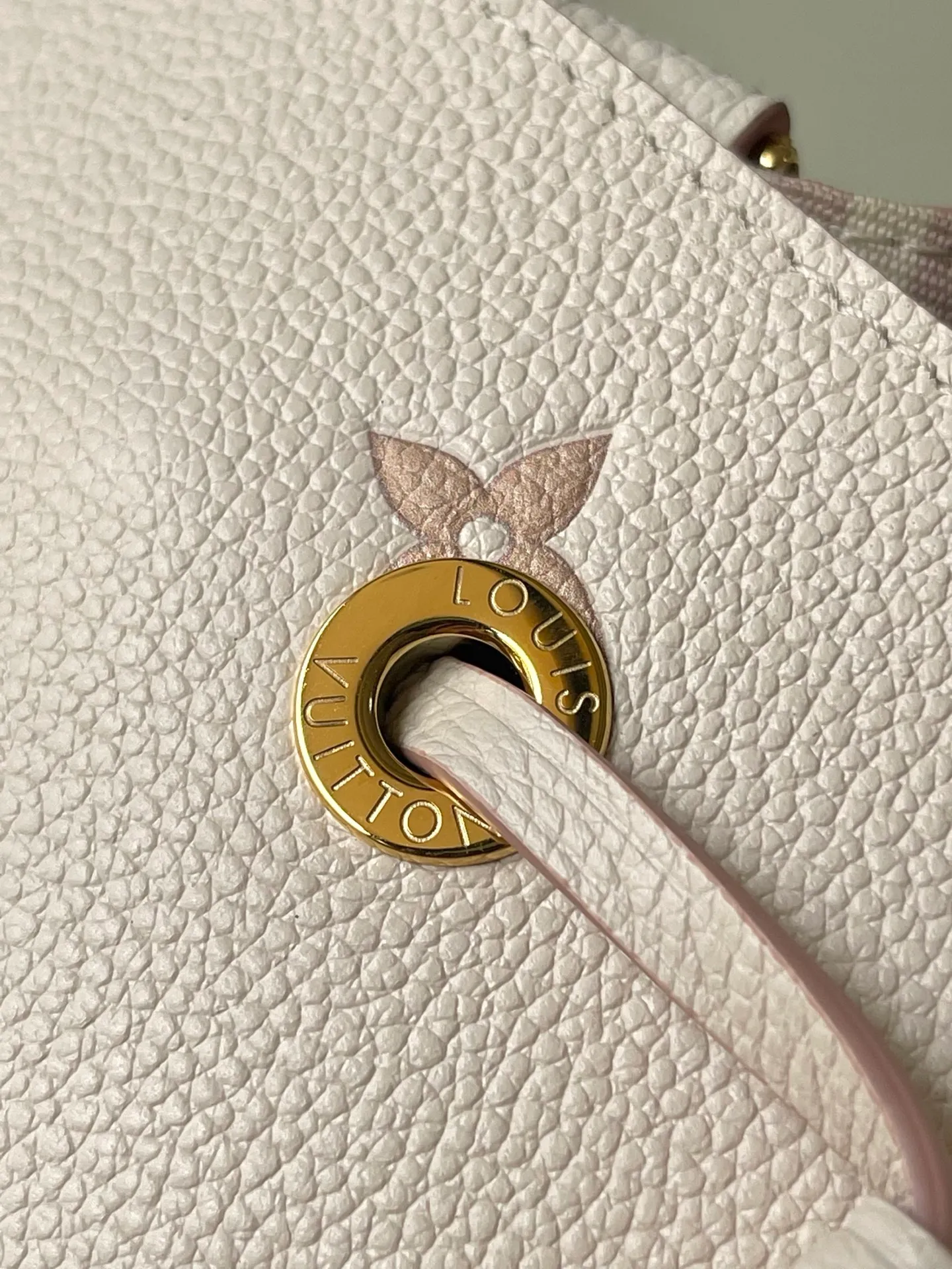 💰1180 (top-grain leather) top original order M14401 This NeoNoe medium handbag uses classic Monogram Empreinte leather to interpret the same color aesthetics, and uses dazzling chain decoration to release the new ideas of the season. The neat interior is equipped with multiple compartments and a removable storage bag for convenient storage of small items. Dimensions: 26 × 26 × 17.5 cm