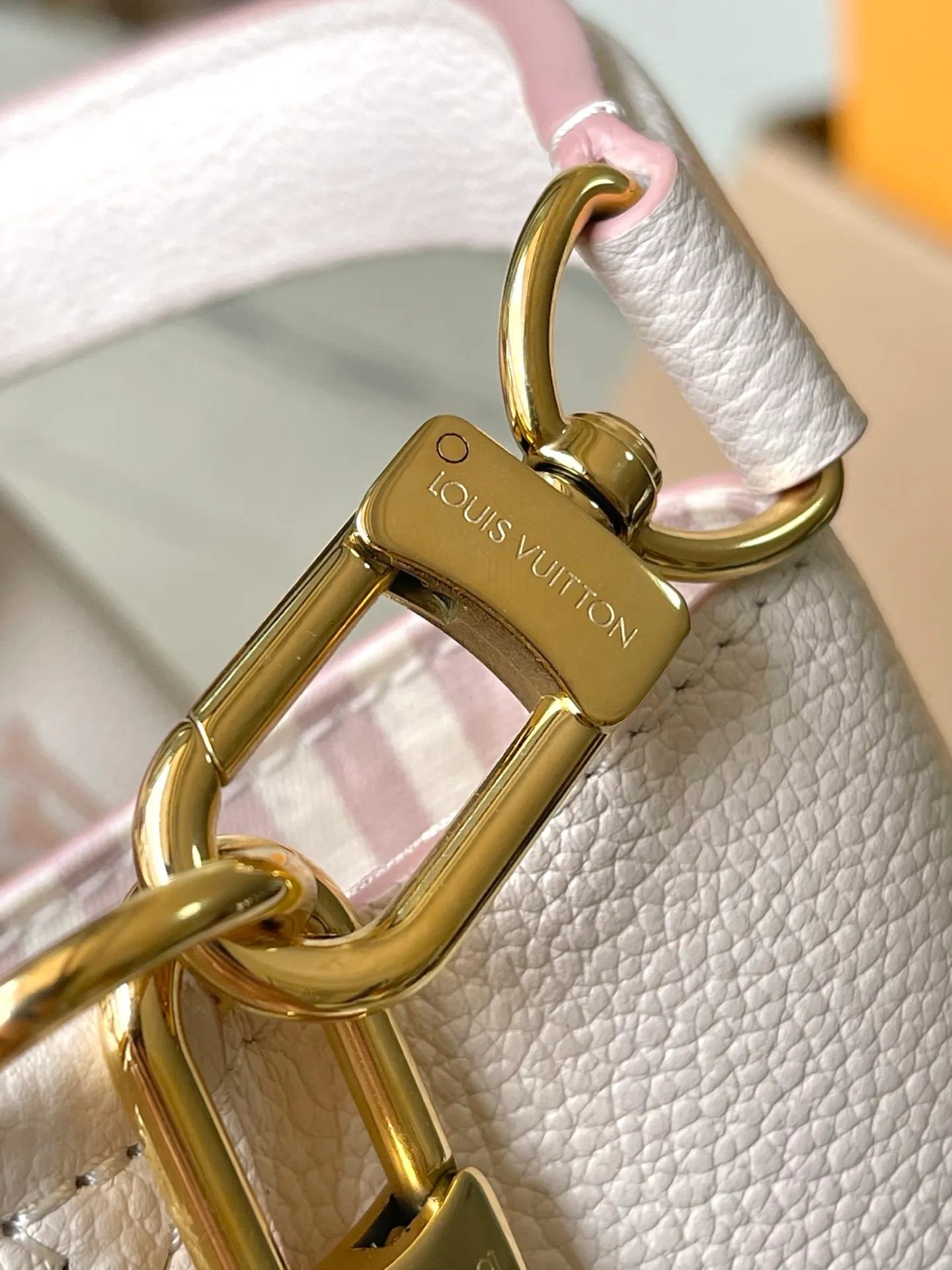 💰1180 (top-grain leather) top original order M14401 This NeoNoe medium handbag uses classic Monogram Empreinte leather to interpret the same color aesthetics, and uses dazzling chain decoration to release the new ideas of the season. The neat interior is equipped with multiple compartments and a removable storage bag for convenient storage of small items. Dimensions: 26 × 26 × 17.5 cm
