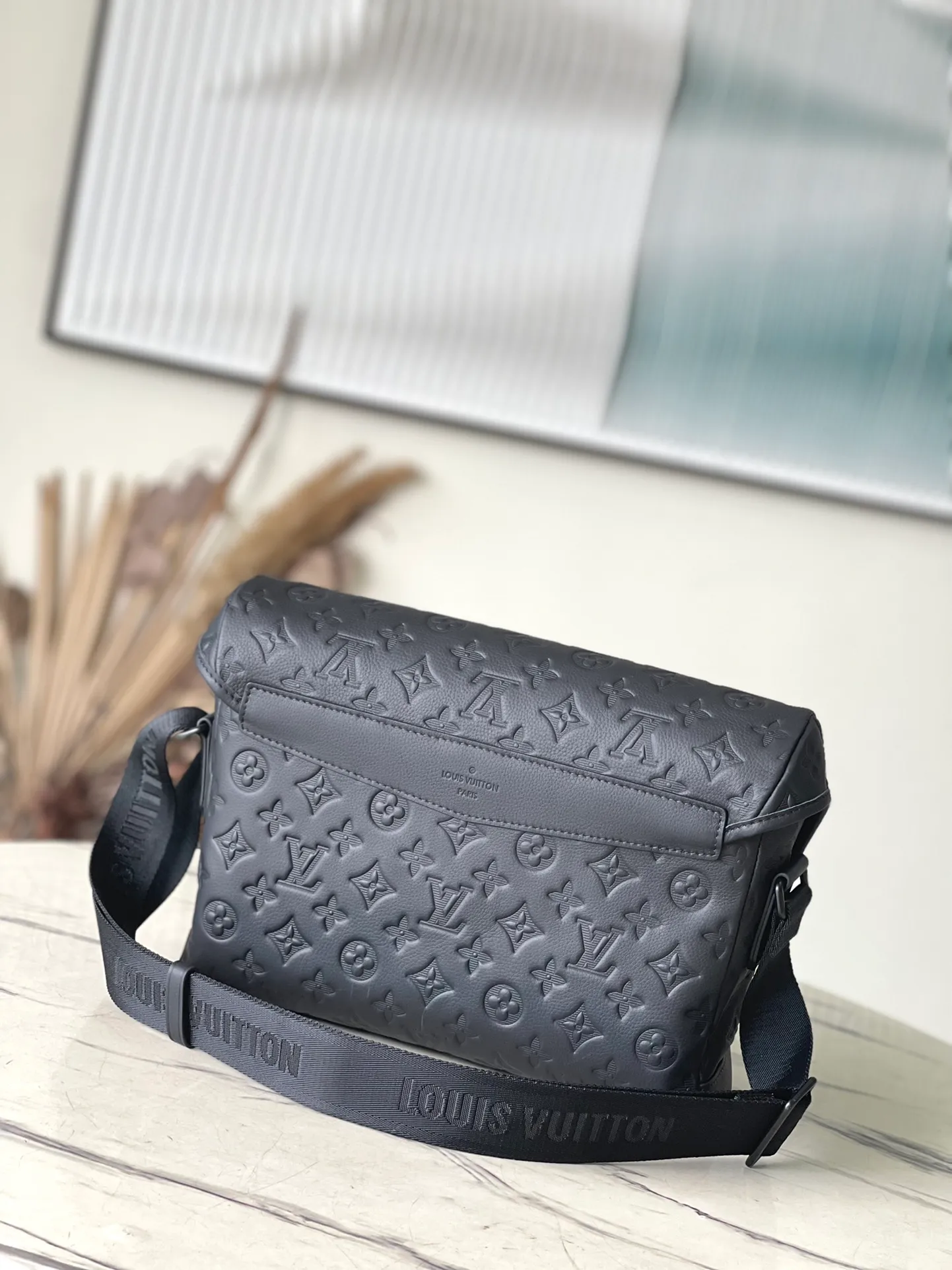 💰1260 (top layer leather) top original order M25121 This Voyager small messenger bag is made of Monogram Shadow cow leather, inspired by the green retro school bag. The new buckle brings a convenient experience, the adjustable shoulder strap allows for comfortable carrying, and there is ample space to store tablets, chargers, notepads and other daily needs. Dimensions: 33 × 22.5 × 11 cm