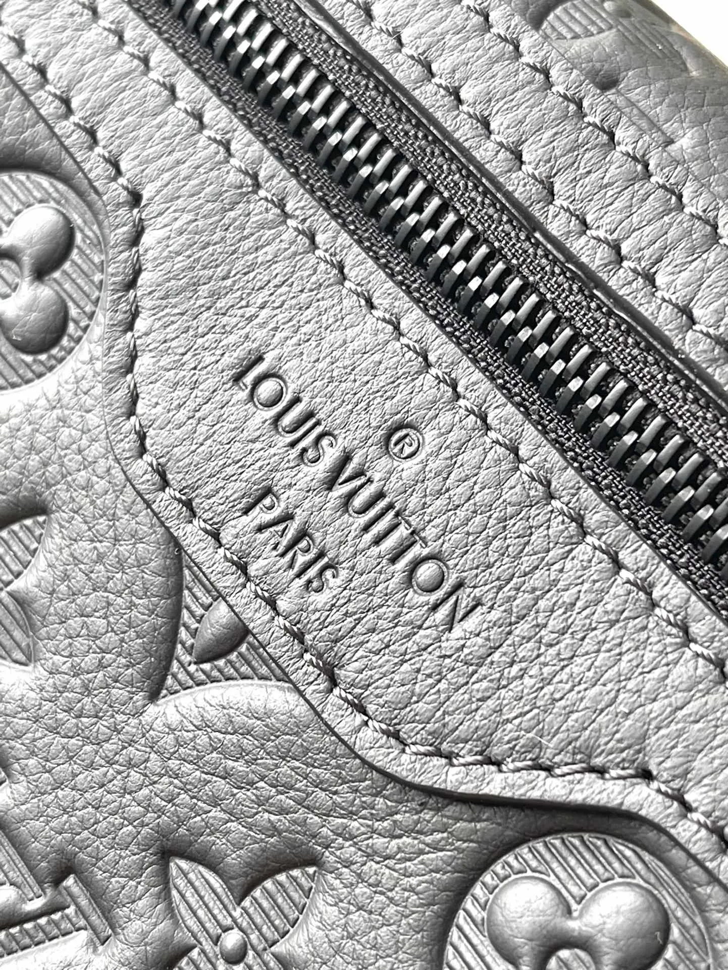 💰1260 (top layer leather) top original order M25121 This Voyager small messenger bag is made of Monogram Shadow cow leather, inspired by the green retro school bag. The new buckle brings a convenient experience, the adjustable shoulder strap allows for comfortable carrying, and there is ample space to store tablets, chargers, notepads and other daily needs. Dimensions: 33 × 22.5 × 11 cm