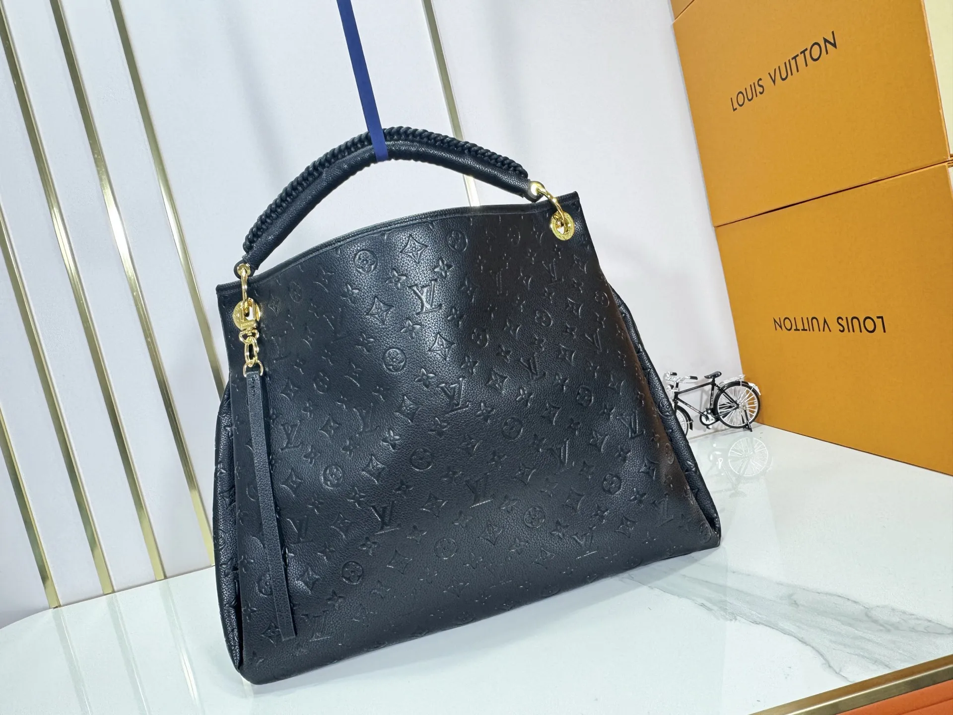 P280 Upgraded Original M43237 Blue M41066 Black Medium Hand Shopping Bag Spacious, sophisticated and fashionable, this Artsy medium handbag is a classic. Made of luxurious Monogram Empreinte embossed leather, the beautiful handle and gorgeous golden brass hardware add to the high-end quality. Size: 42*18*30 cm