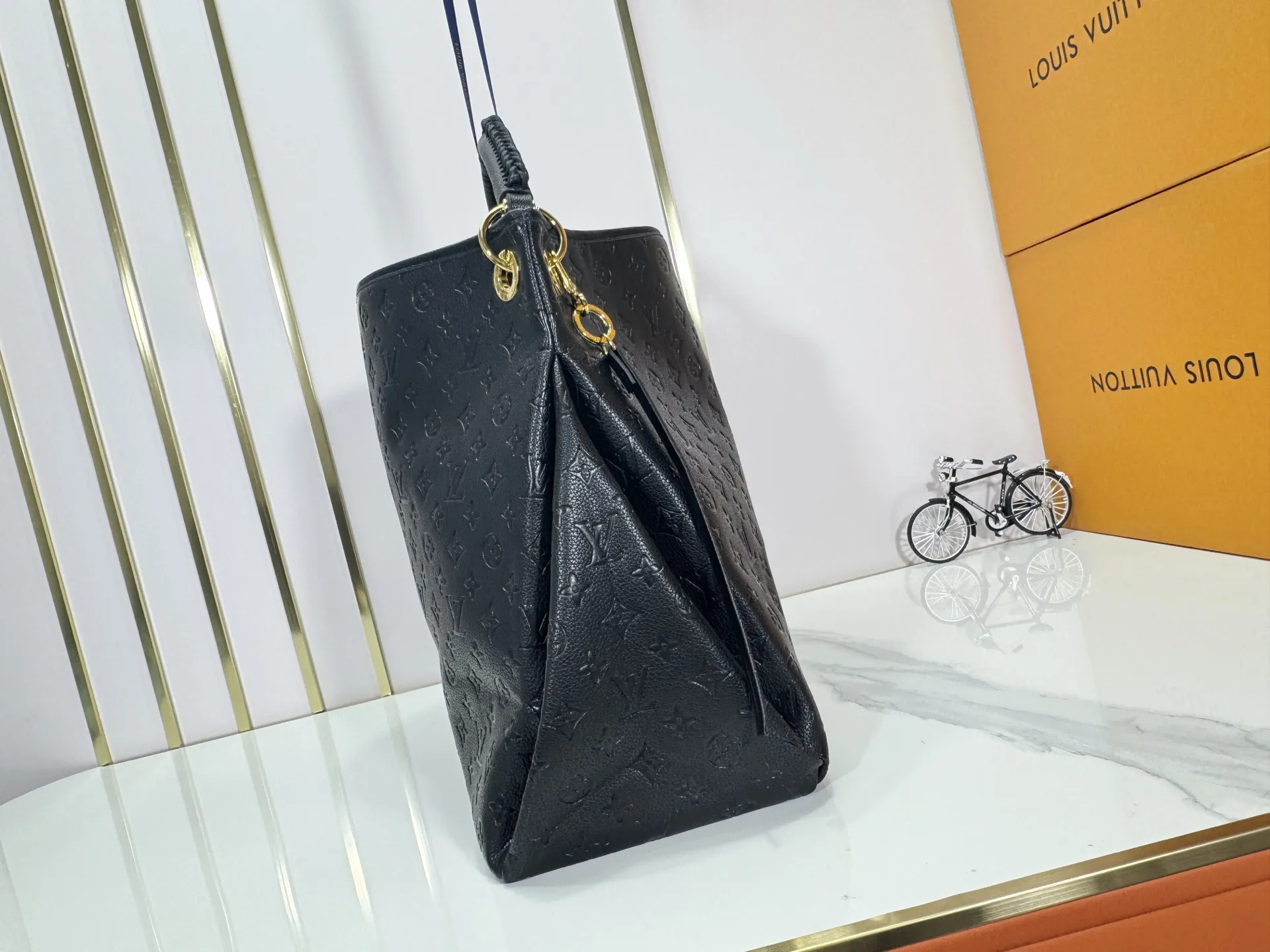 P280 Upgraded Original M43237 Blue M41066 Black Medium Hand Shopping Bag Spacious, sophisticated and fashionable, this Artsy medium handbag is a classic. Made of luxurious Monogram Empreinte embossed leather, the beautiful handle and gorgeous golden brass hardware add to the high-end quality. Size: 42*18*30 cm