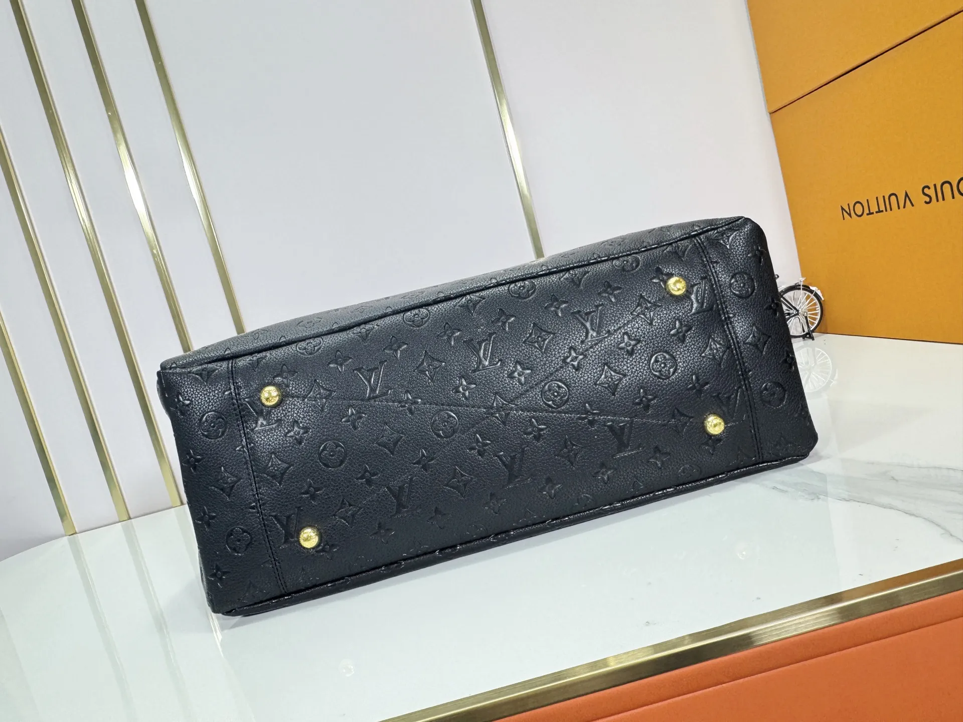 P280 Upgraded Original M43237 Blue M41066 Black Medium Hand Shopping Bag Spacious, sophisticated and fashionable, this Artsy medium handbag is a classic. Made of luxurious Monogram Empreinte embossed leather, the beautiful handle and gorgeous golden brass hardware add to the high-end quality. Size: 42*18*30 cm