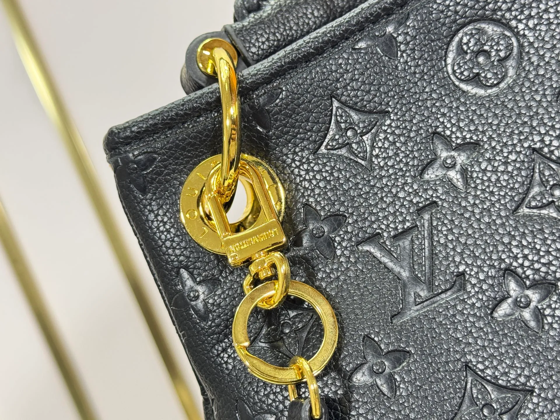 P280 Upgraded Original M43237 Blue M41066 Black Medium Hand Shopping Bag Spacious, sophisticated and fashionable, this Artsy medium handbag is a classic. Made of luxurious Monogram Empreinte embossed leather, the beautiful handle and gorgeous golden brass hardware add to the high-end quality. Size: 42*18*30 cm