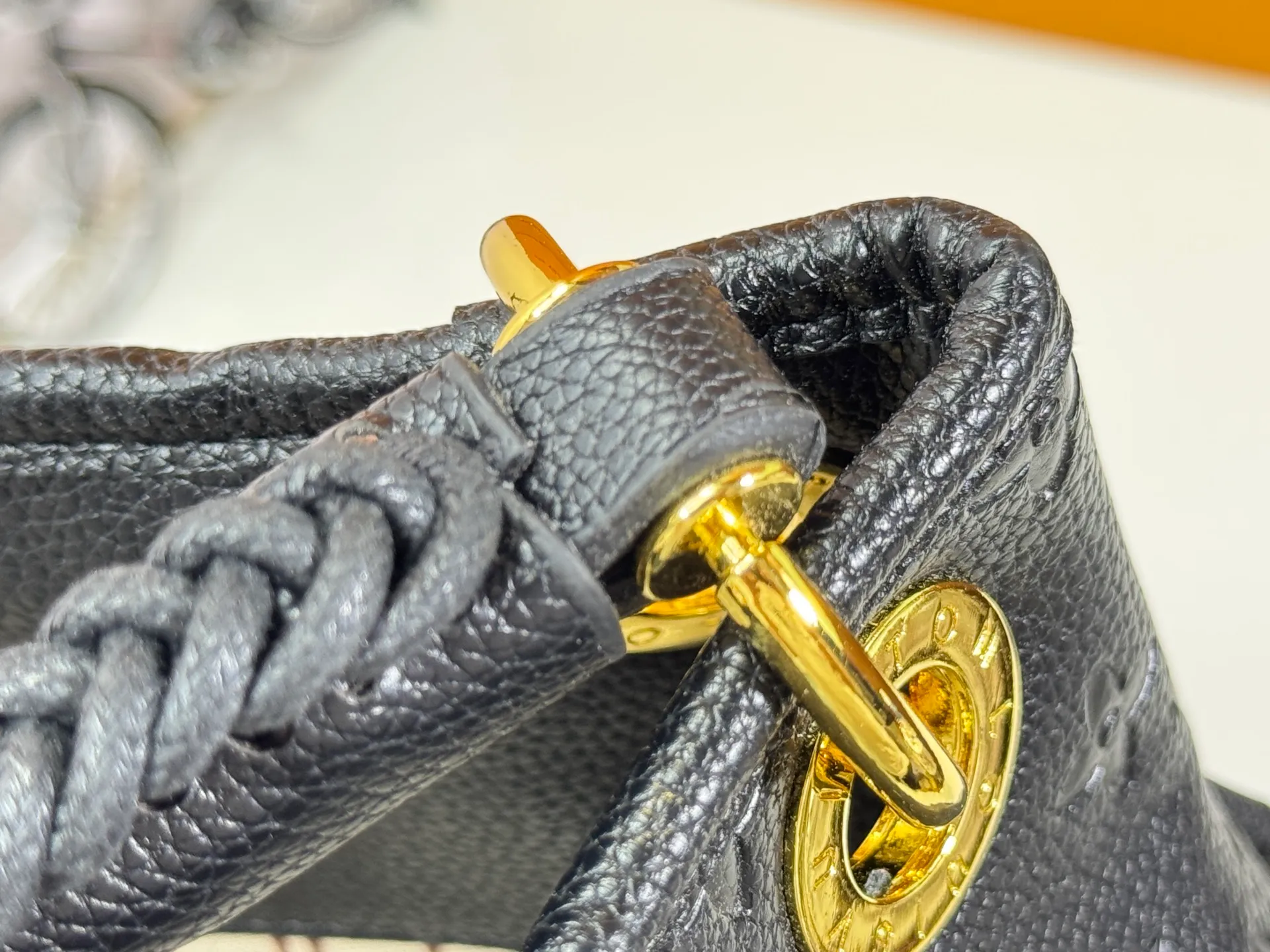 P280 Upgraded Original M43237 Blue M41066 Black Medium Hand Shopping Bag Spacious, sophisticated and fashionable, this Artsy medium handbag is a classic. Made of luxurious Monogram Empreinte embossed leather, the beautiful handle and gorgeous golden brass hardware add to the high-end quality. Size: 42*18*30 cm