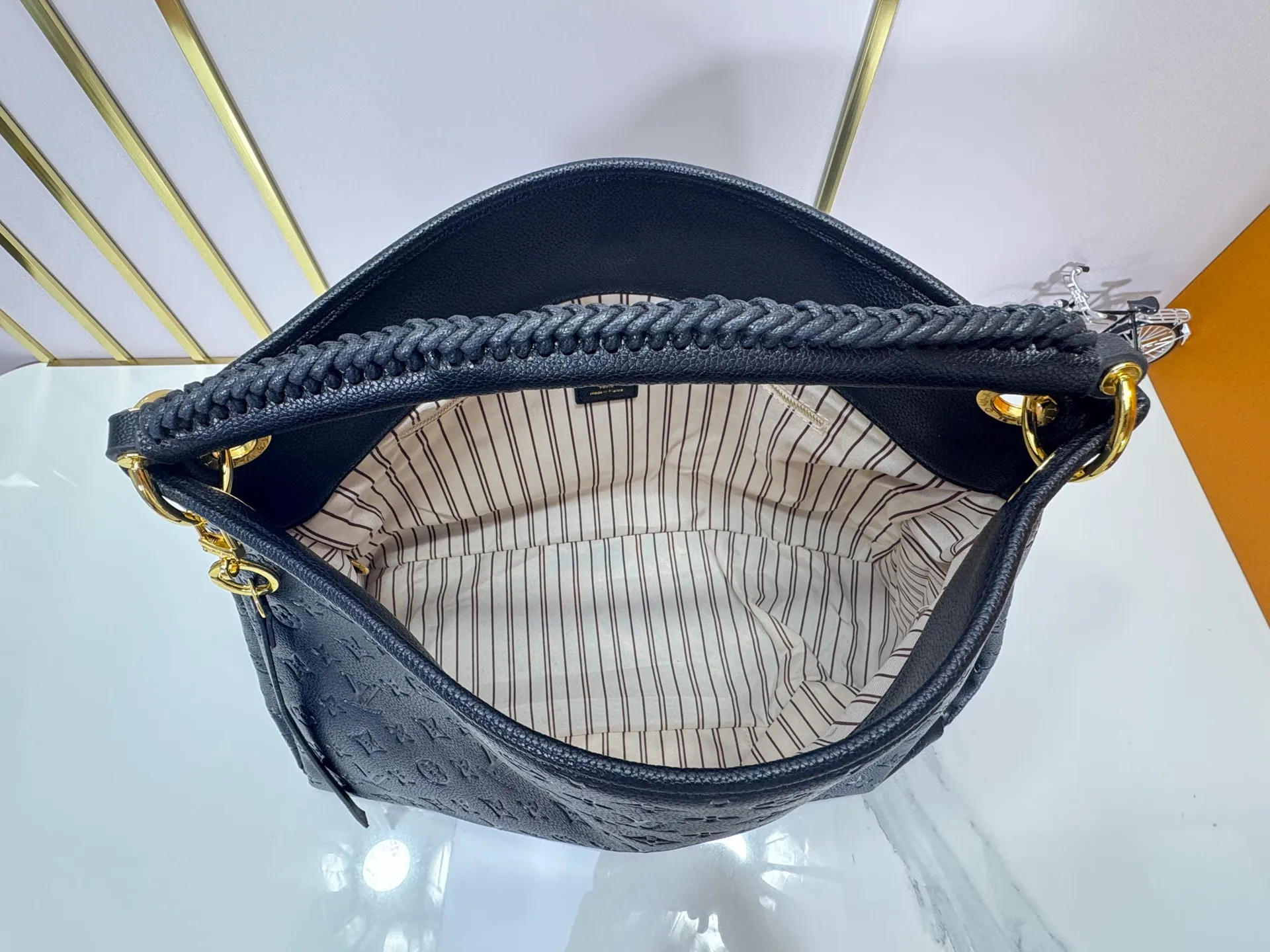 P280 Upgraded Original M43237 Blue M41066 Black Medium Hand Shopping Bag Spacious, sophisticated and fashionable, this Artsy medium handbag is a classic. Made of luxurious Monogram Empreinte embossed leather, the beautiful handle and gorgeous golden brass hardware add to the high-end quality. Size: 42*18*30 cm