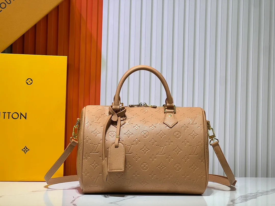 Batch 280💰Upgraded from the original M47186 M11323 M40391 This Speedy Soft 30 handbag renews the classic design of the Speedy handbag, using Monogram Empreinte leather and suede cowhide lining to create a light and soft structure. Whether carried by hand, cross-body or shoulder, you can create a trendy look. Dimensions: 30x21x17 cm