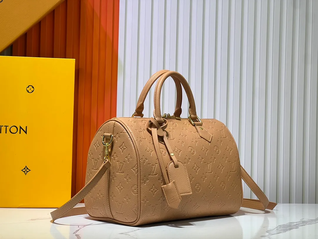 Batch 280💰Upgraded from the original M47186 M11323 M40391 This Speedy Soft 30 handbag renews the classic design of the Speedy handbag, using Monogram Empreinte leather and suede cowhide lining to create a light and soft structure. Whether carried by hand, cross-body or shoulder, you can create a trendy look. Dimensions: 30x21x17 cm