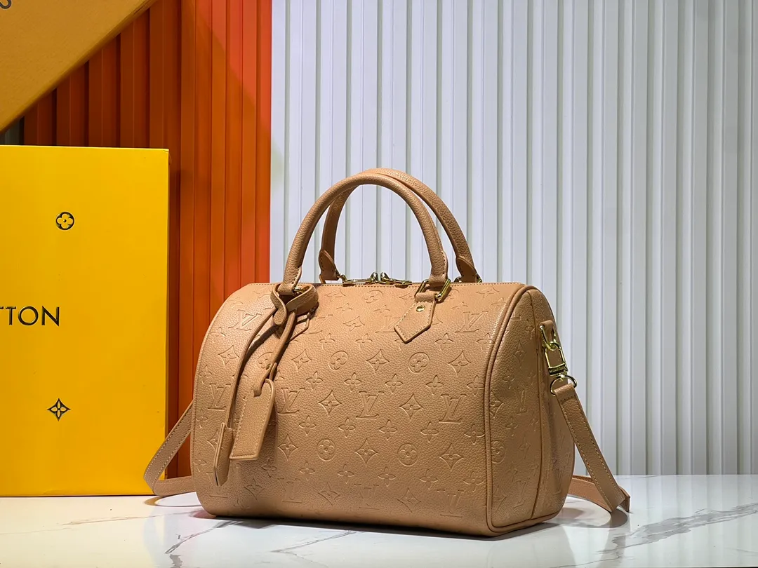 Batch 280💰Upgraded from the original M47186 M11323 M40391 This Speedy Soft 30 handbag renews the classic design of the Speedy handbag, using Monogram Empreinte leather and suede cowhide lining to create a light and soft structure. Whether carried by hand, cross-body or shoulder, you can create a trendy look. Dimensions: 30x21x17 cm