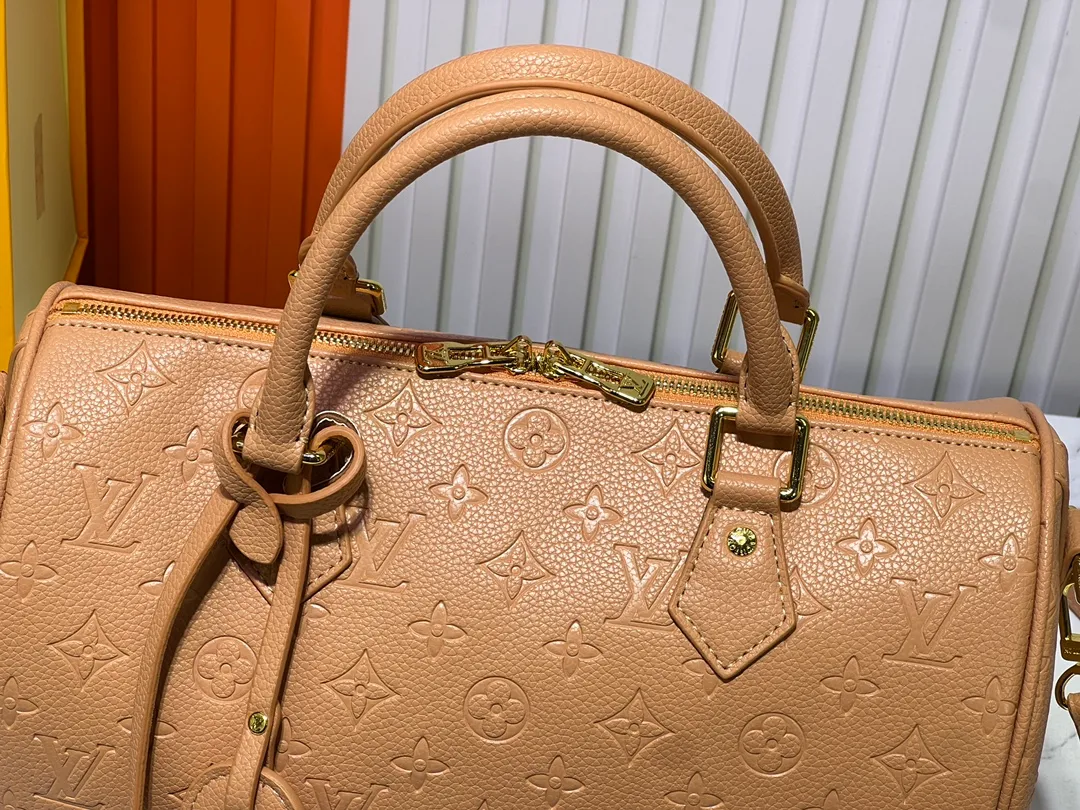 Batch 280💰Upgraded from the original M47186 M11323 M40391 This Speedy Soft 30 handbag renews the classic design of the Speedy handbag, using Monogram Empreinte leather and suede cowhide lining to create a light and soft structure. Whether carried by hand, cross-body or shoulder, you can create a trendy look. Dimensions: 30x21x17 cm