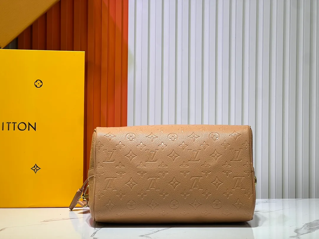 Batch 280💰Upgraded from the original M47186 M11323 M40391 This Speedy Soft 30 handbag renews the classic design of the Speedy handbag, using Monogram Empreinte leather and suede cowhide lining to create a light and soft structure. Whether carried by hand, cross-body or shoulder, you can create a trendy look. Dimensions: 30x21x17 cm
