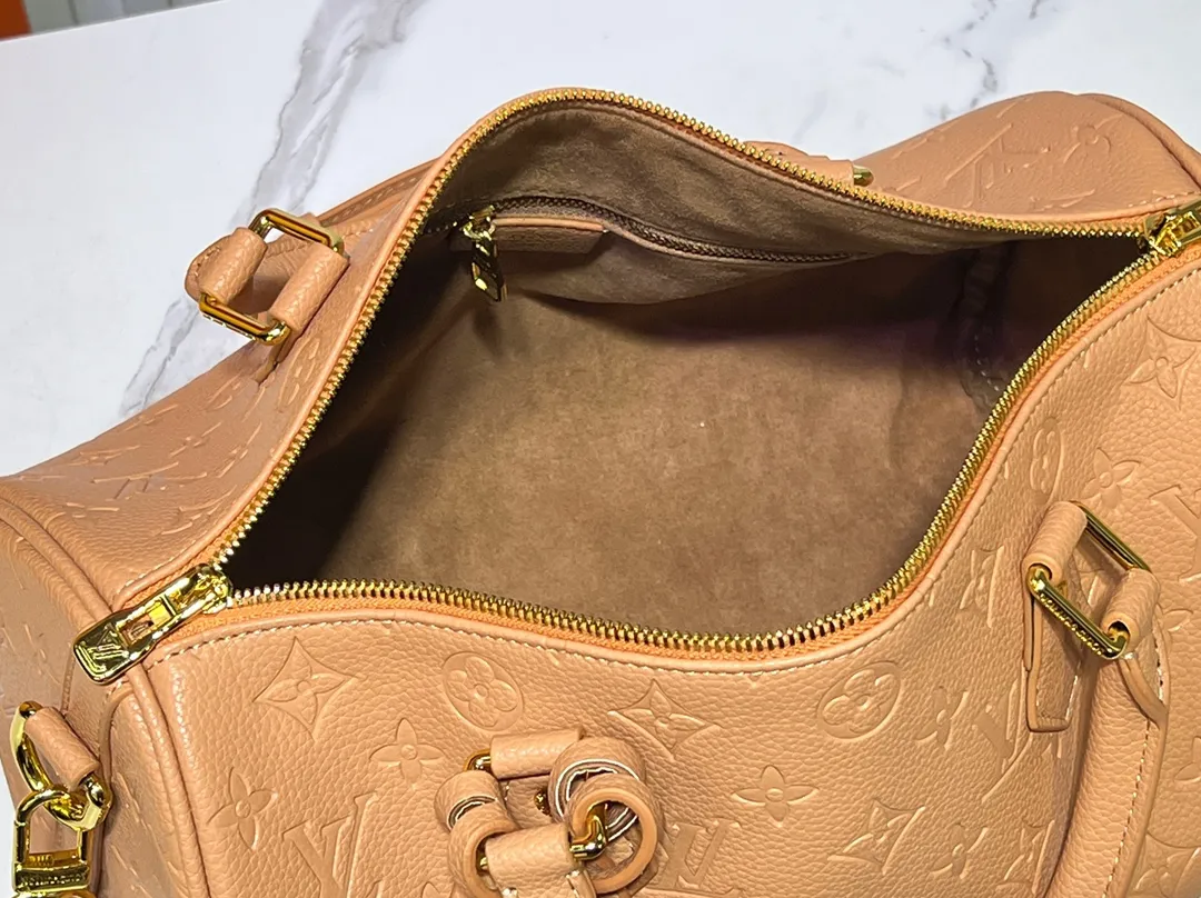 Batch 280💰Upgraded from the original M47186 M11323 M40391 This Speedy Soft 30 handbag renews the classic design of the Speedy handbag, using Monogram Empreinte leather and suede cowhide lining to create a light and soft structure. Whether carried by hand, cross-body or shoulder, you can create a trendy look. Dimensions: 30x21x17 cm