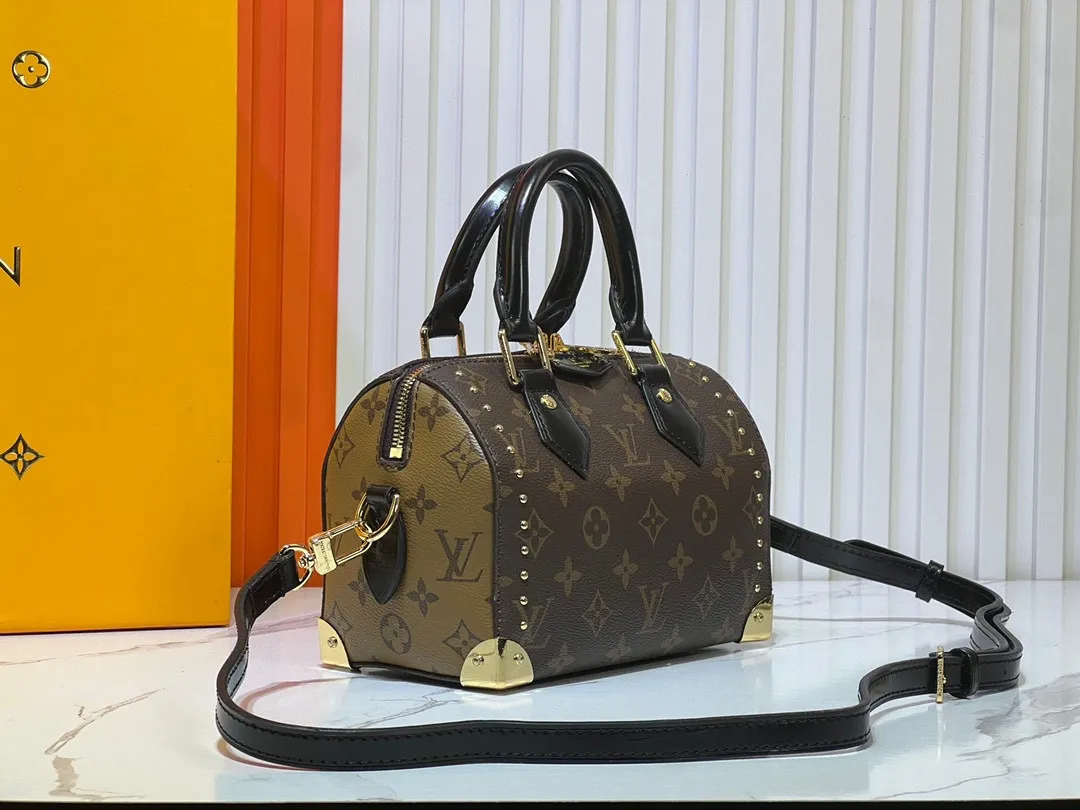 Batch 300💰Upgraded original version M46881 LV pillow this season Louis Vuitton show LV2025 early spring series] Cool black leather and compact presbyopia Fashionistas, are you ready for the LV2025 early spring series? This season Louis Vuitton brings us the perfect combination of cool black leather and compact presbyopia, showing a unique fashion attitude. Dimensions: 20x14
