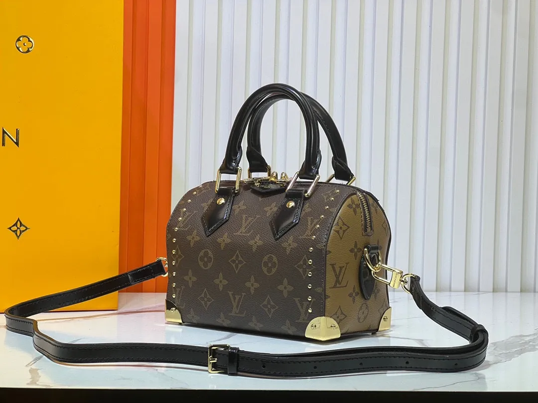 Batch 300💰Upgraded original version M46881 LV pillow this season Louis Vuitton show LV2025 early spring series] Cool black leather and compact presbyopia Fashionistas, are you ready for the LV2025 early spring series? This season Louis Vuitton brings us the perfect combination of cool black leather and compact presbyopia, showing a unique fashion attitude. Dimensions: 20x14