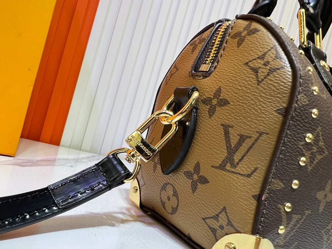 Batch 300💰Upgraded original version M46881 LV pillow this season Louis Vuitton show LV2025 early spring series] Cool black leather and compact presbyopia Fashionistas, are you ready for the LV2025 early spring series? This season Louis Vuitton brings us the perfect combination of cool black leather and compact presbyopia, showing a unique fashion attitude. Dimensions: 20x14