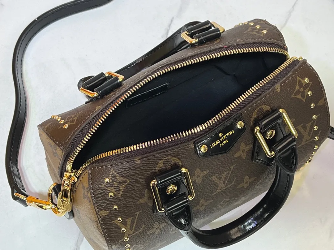 Batch 300💰Upgraded original version M46881 LV pillow this season Louis Vuitton show LV2025 early spring series] Cool black leather and compact presbyopia Fashionistas, are you ready for the LV2025 early spring series? This season Louis Vuitton brings us the perfect combination of cool black leather and compact presbyopia, showing a unique fashion attitude. Dimensions: 20x14