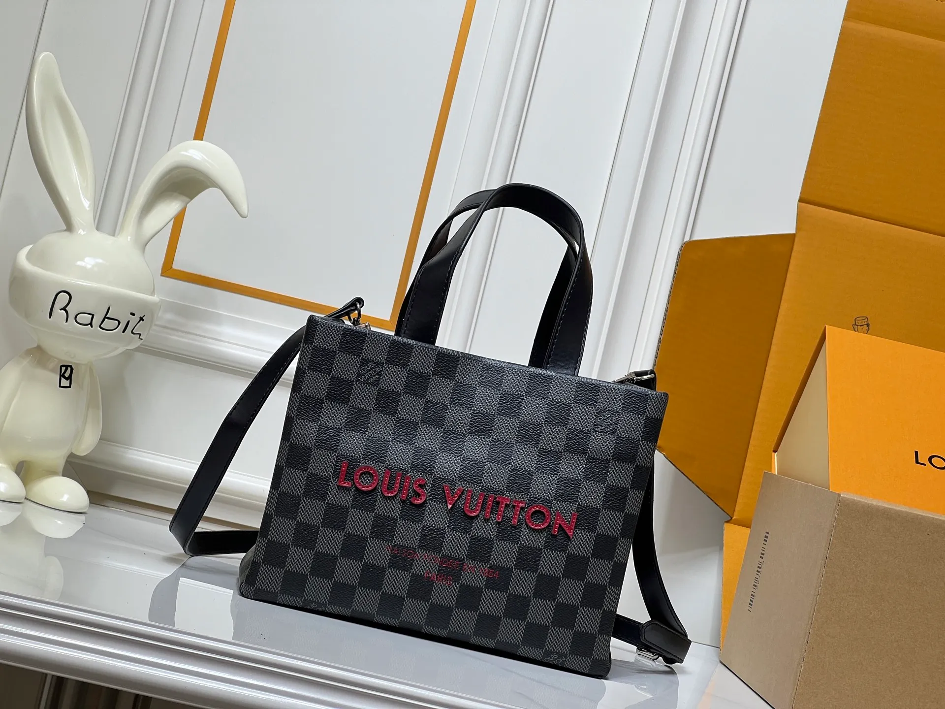 Batch 260💰M13940 Black Check Presbyopia Orange Black Green Pink PHARREL and NIGO collection's joint series top original order This Shopper medium handbag draws inspiration from Louis Vuitton shopping bags, with the words Louis Vuitton and Maison Fondée En 1854 written on soft cow leather, with a top handle and a detachable shoulder strap. 25x19x11 • Cow leather • Cow leather trim • Textile lining • Metal hardware • Musketon closure • Main compartment • Zip pocket • Double patch pockets • Handles: Double handle