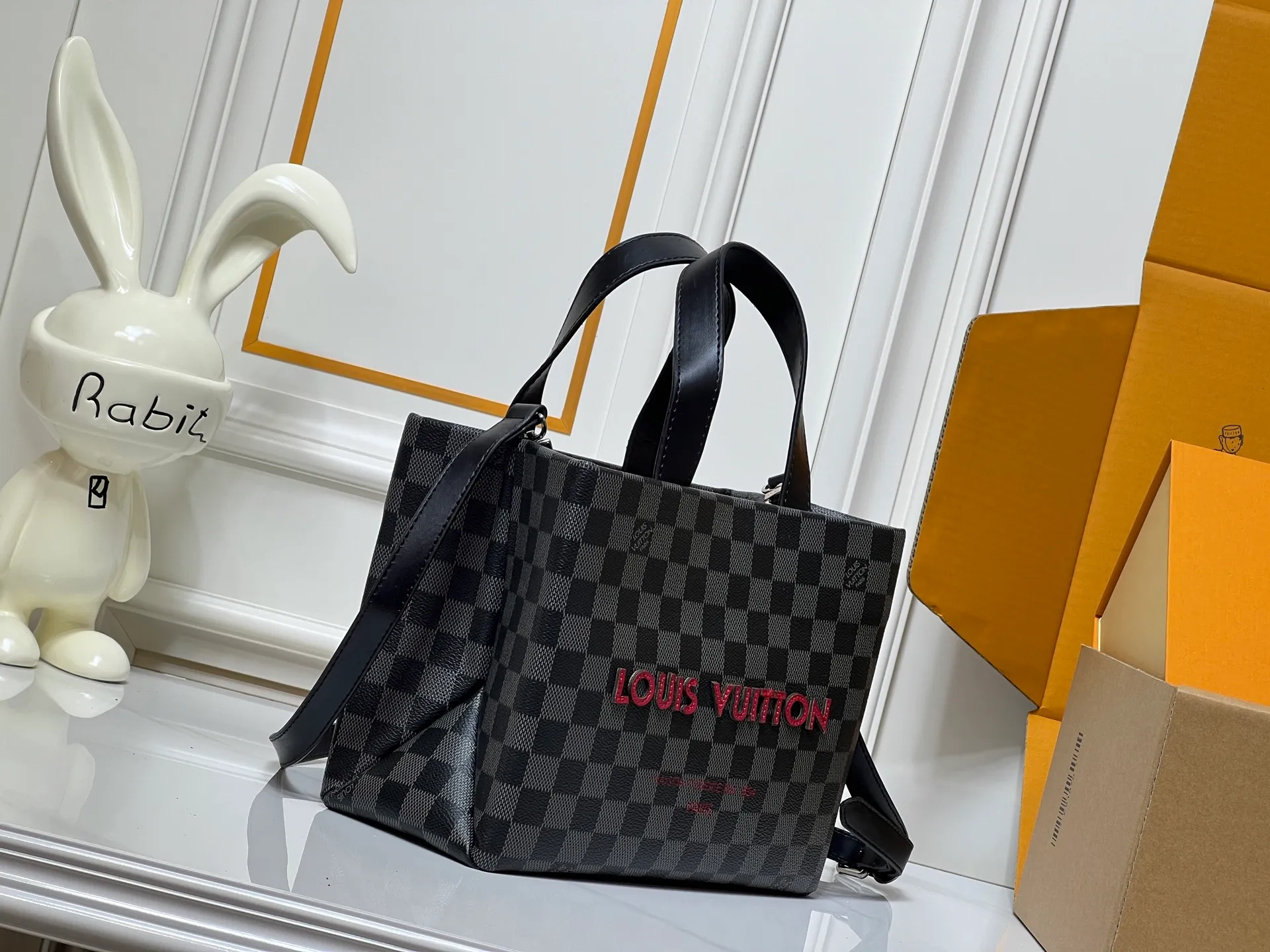 Batch 260💰M13940 Black Check Presbyopia Orange Black Green Pink PHARREL and NIGO collection's joint series top original order This Shopper medium handbag draws inspiration from Louis Vuitton shopping bags, with the words Louis Vuitton and Maison Fondée En 1854 written on soft cow leather, with a top handle and a detachable shoulder strap. 25x19x11 • Cow leather • Cow leather trim • Textile lining • Metal hardware • Musketon closure • Main compartment • Zip pocket • Double patch pockets • Handles: Double handle