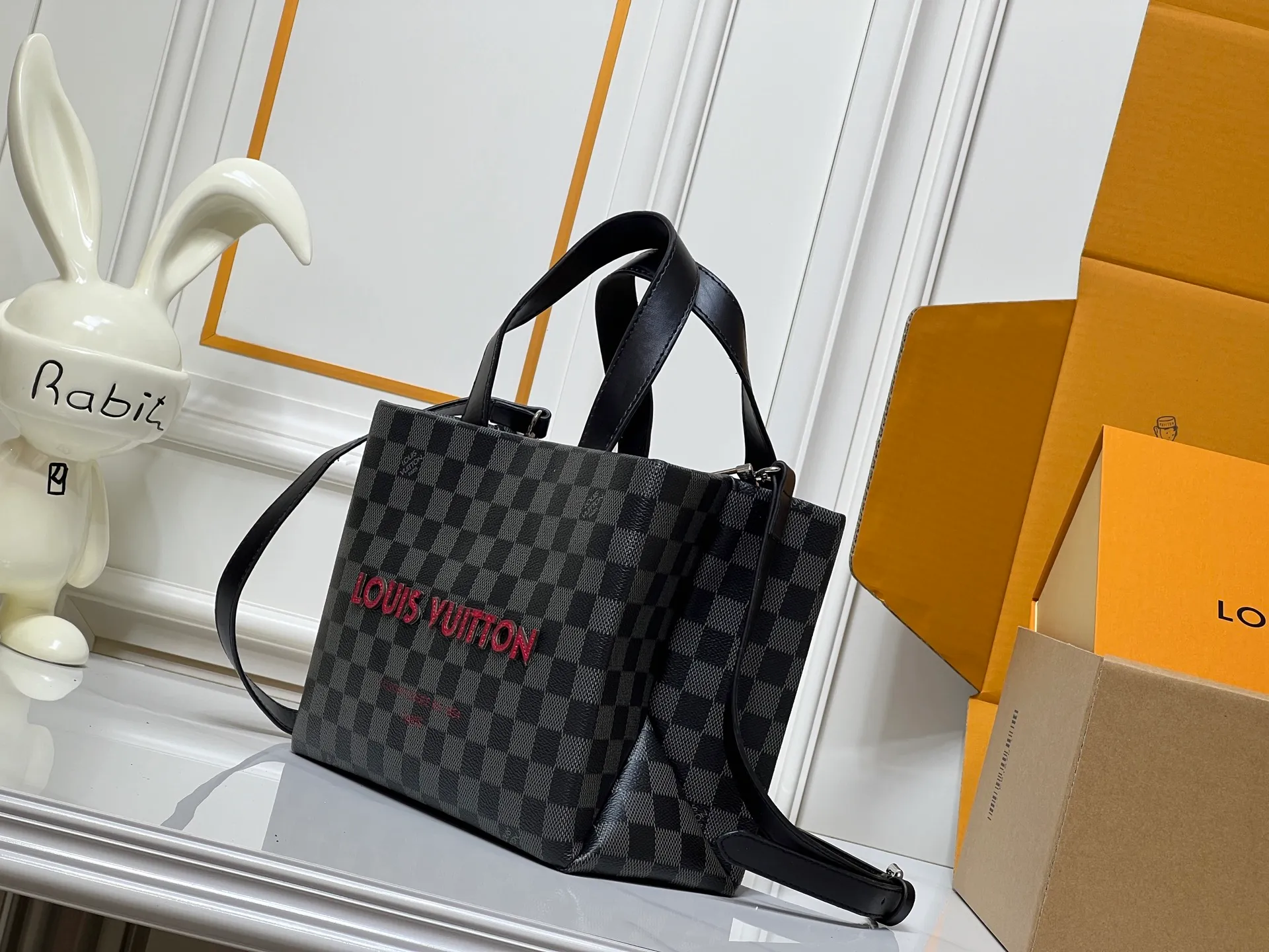 Batch 260💰M13940 Black Check Presbyopia Orange Black Green Pink PHARREL and NIGO collection's joint series top original order This Shopper medium handbag draws inspiration from Louis Vuitton shopping bags, with the words Louis Vuitton and Maison Fondée En 1854 written on soft cow leather, with a top handle and a detachable shoulder strap. 25x19x11 • Cow leather • Cow leather trim • Textile lining • Metal hardware • Musketon closure • Main compartment • Zip pocket • Double patch pockets • Handles: Double handle