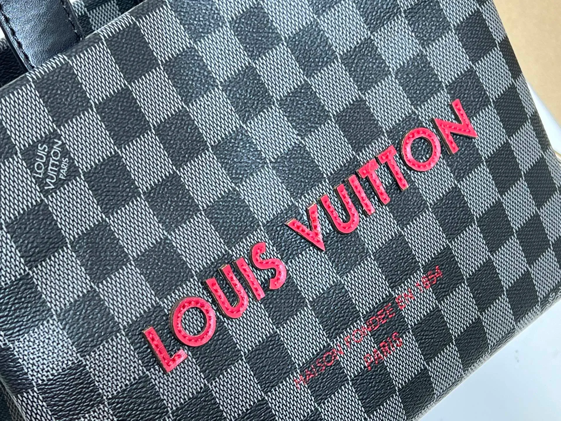 Batch 260💰M13940 Black Check Presbyopia Orange Black Green Pink PHARREL and NIGO collection's joint series top original order This Shopper medium handbag draws inspiration from Louis Vuitton shopping bags, with the words Louis Vuitton and Maison Fondée En 1854 written on soft cow leather, with a top handle and a detachable shoulder strap. 25x19x11 • Cow leather • Cow leather trim • Textile lining • Metal hardware • Musketon closure • Main compartment • Zip pocket • Double patch pockets • Handles: Double handle