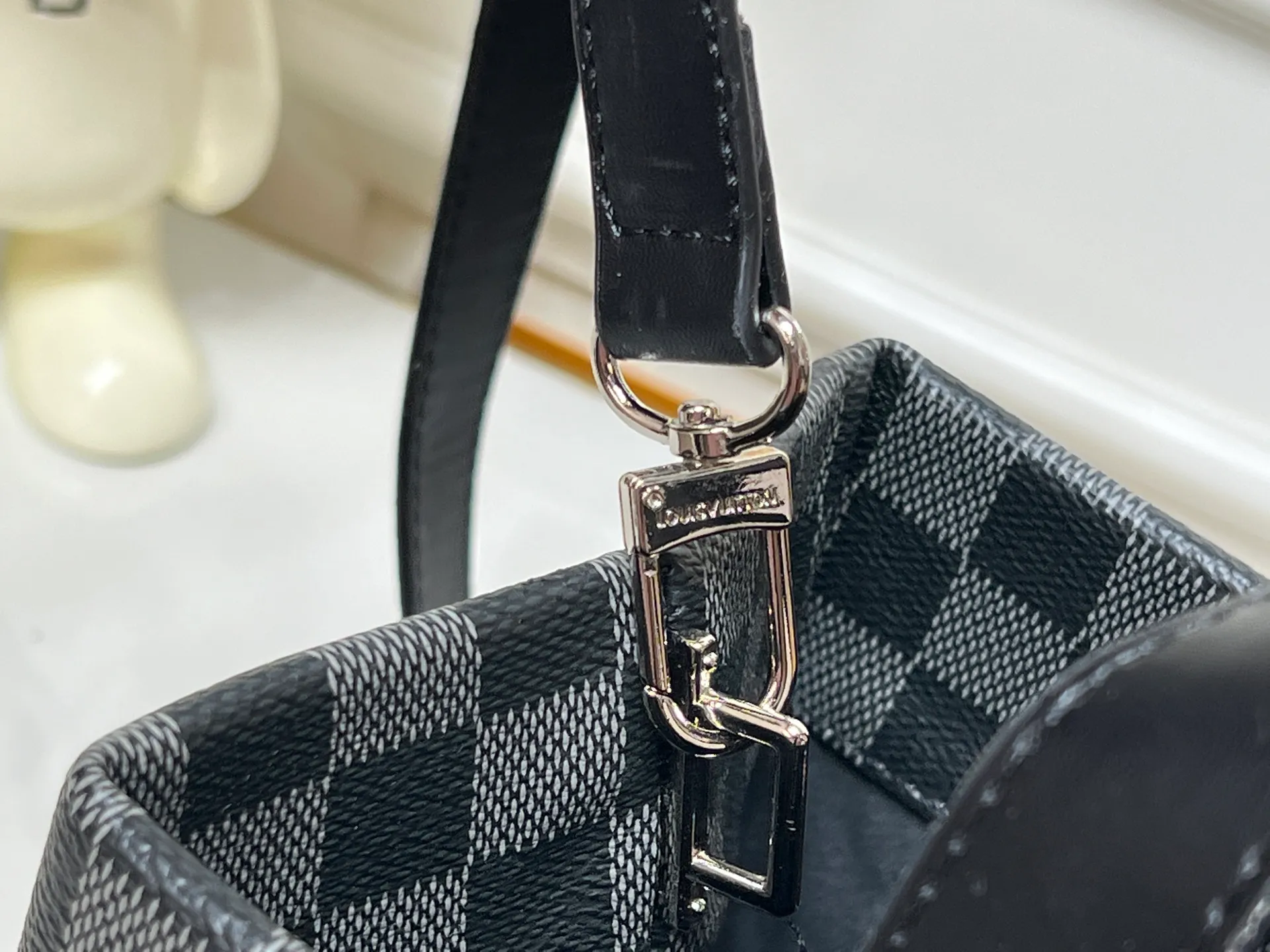 Batch 260💰M13940 Black Check Presbyopia Orange Black Green Pink PHARREL and NIGO collection's joint series top original order This Shopper medium handbag draws inspiration from Louis Vuitton shopping bags, with the words Louis Vuitton and Maison Fondée En 1854 written on soft cow leather, with a top handle and a detachable shoulder strap. 25x19x11 • Cow leather • Cow leather trim • Textile lining • Metal hardware • Musketon closure • Main compartment • Zip pocket • Double patch pockets • Handles: Double handle