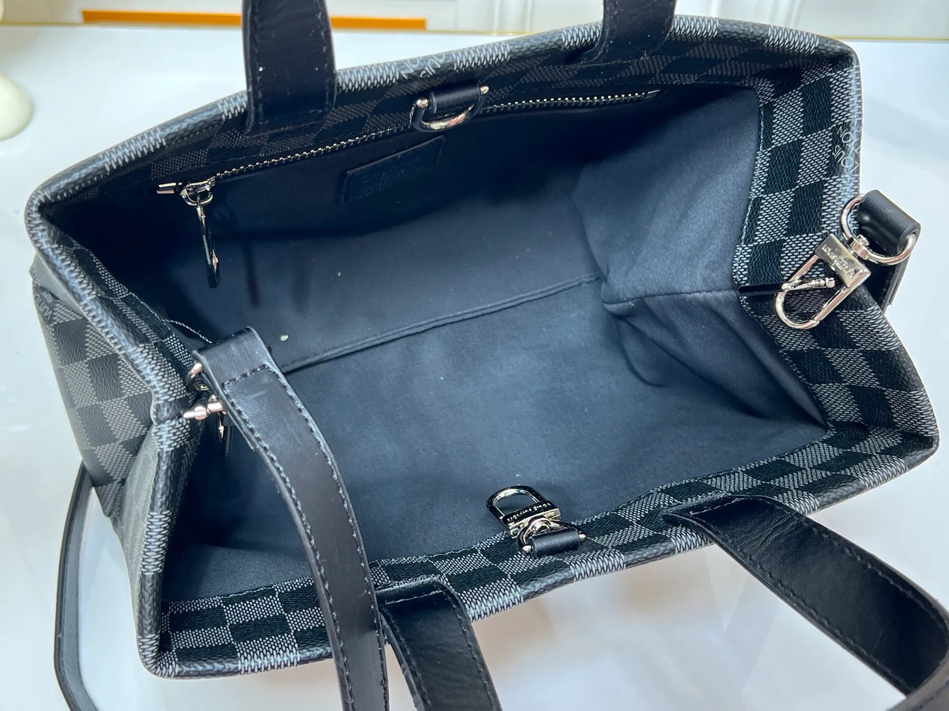 Batch 260💰M13940 Black Check Presbyopia Orange Black Green Pink PHARREL and NIGO collection's joint series top original order This Shopper medium handbag draws inspiration from Louis Vuitton shopping bags, with the words Louis Vuitton and Maison Fondée En 1854 written on soft cow leather, with a top handle and a detachable shoulder strap. 25x19x11 • Cow leather • Cow leather trim • Textile lining • Metal hardware • Musketon closure • Main compartment • Zip pocket • Double patch pockets • Handles: Double handle