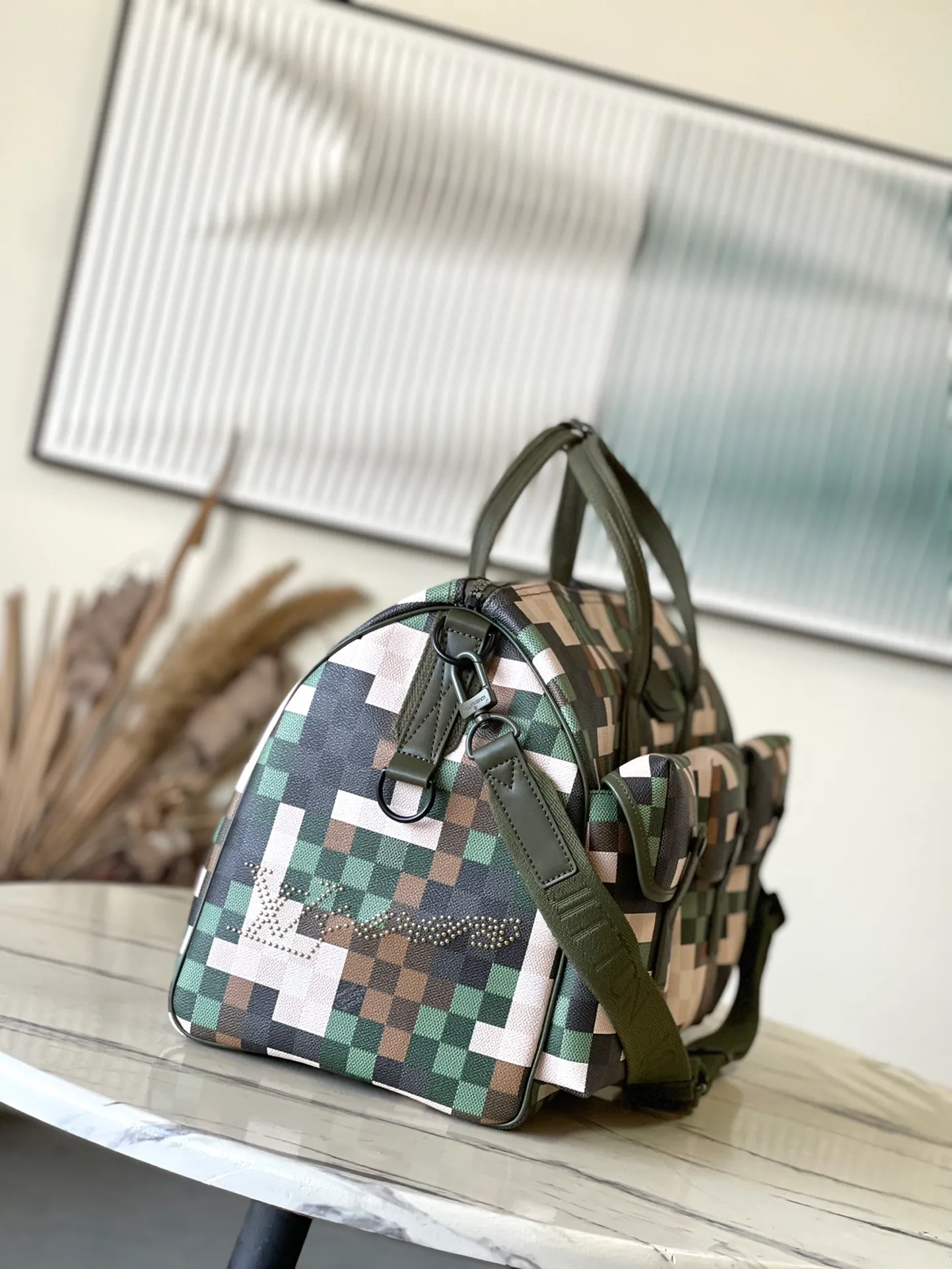 💰1740 Top Original Order M24454 This LVTrail Keepall 55 travel bag is made of Damoflage canvas, showing the pixelated camouflage-style Damier pattern penned by creative director Pharrell Wiliams. The new outer pocket is functional and features a top handle and a removable and adjustable shoulder strap. Dimensions: 55 × 29 × 23 am